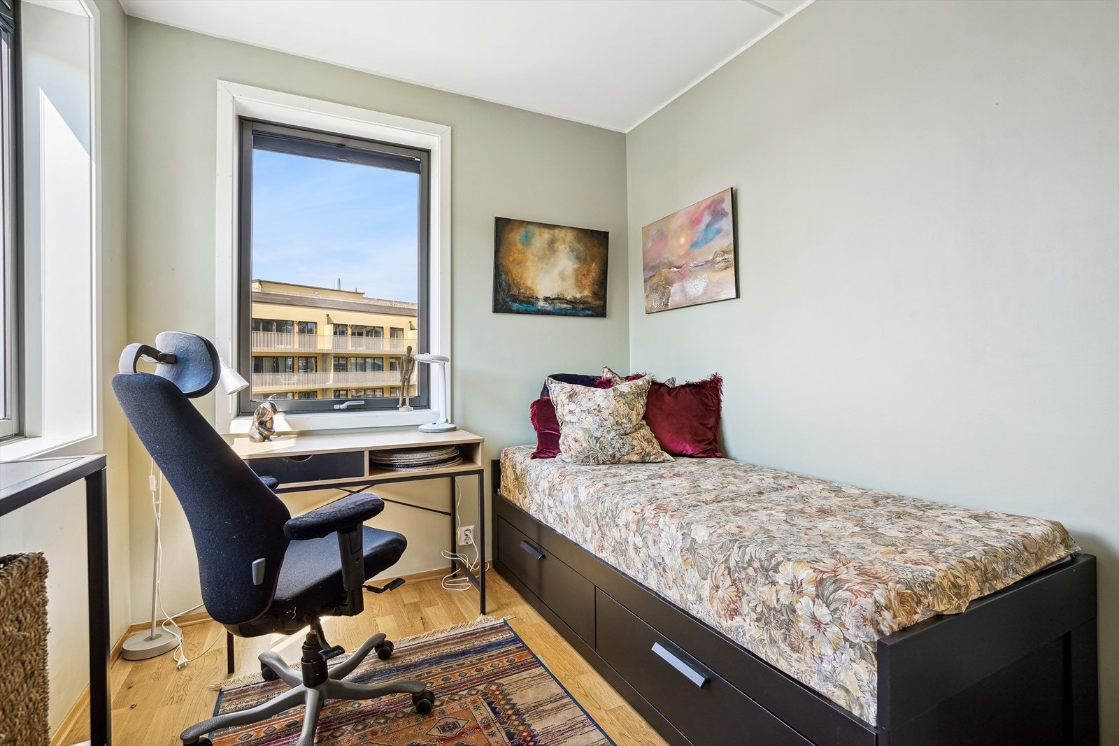 Soverom av god størrelse malt i en lun og fin farge. Galleribilde