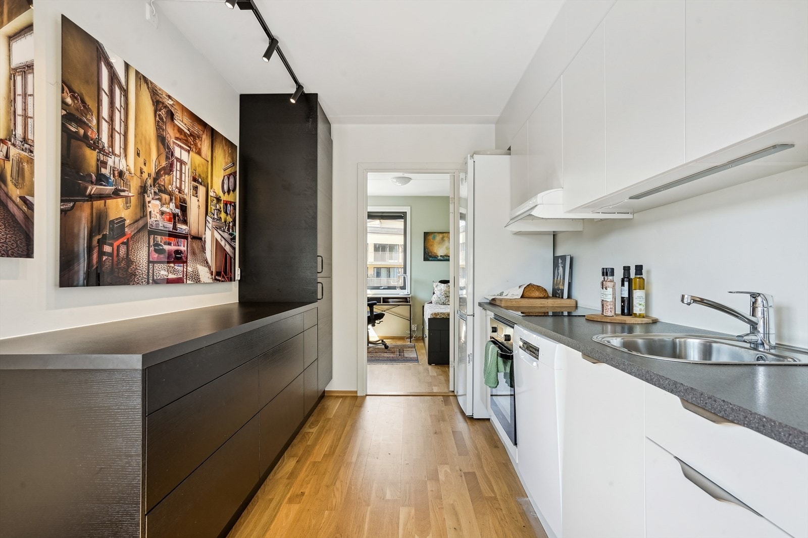 Hyggelig kjøkken med svært god skap- og benkplass. Galleribilde