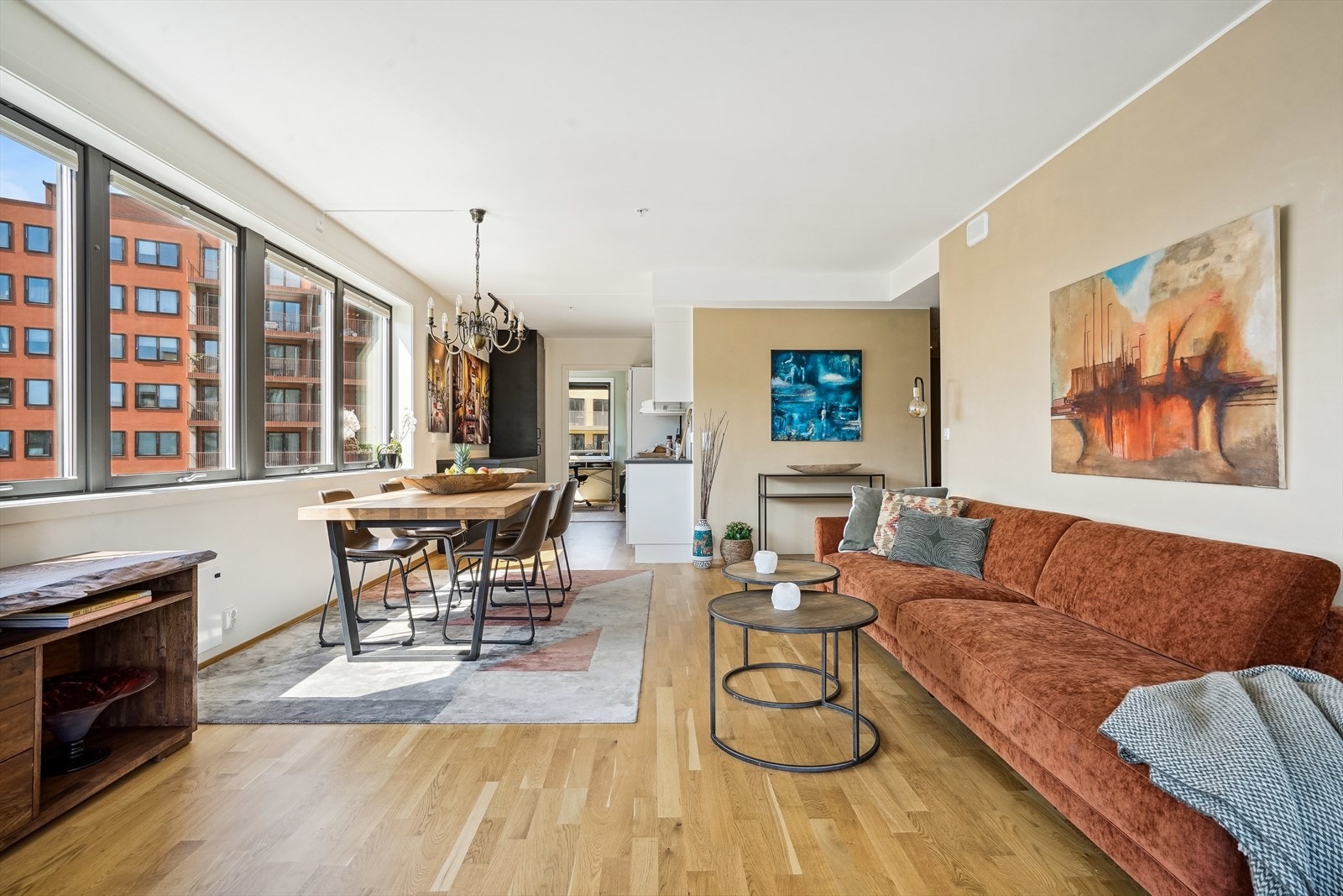 Leiligheten holder en gjennomgående høy standard med stilrene overflater og moderne fargevalg. Galleribilde