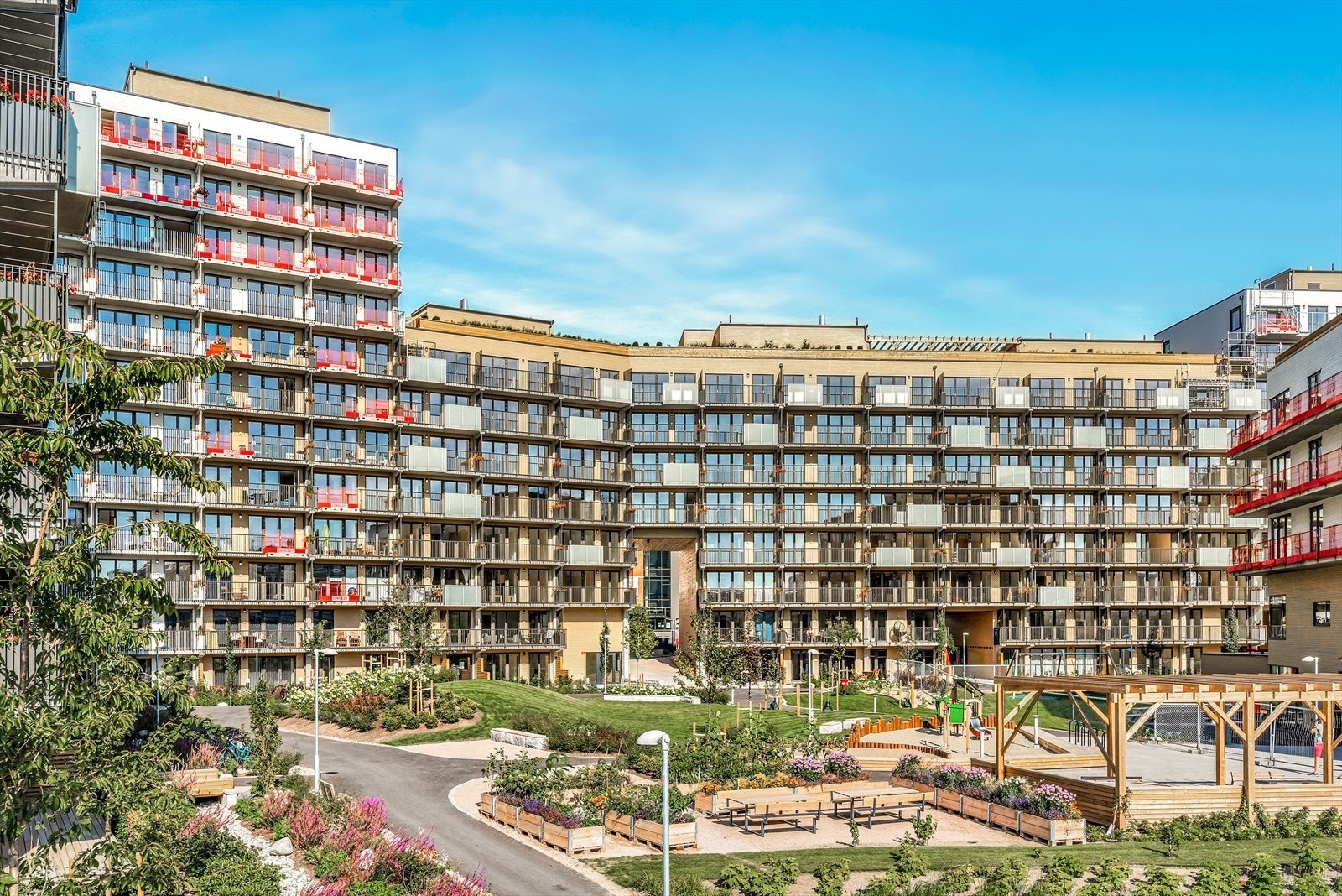 Levende nabolagsområde med en moderne og tilrettelagt bygning. Galleribilde