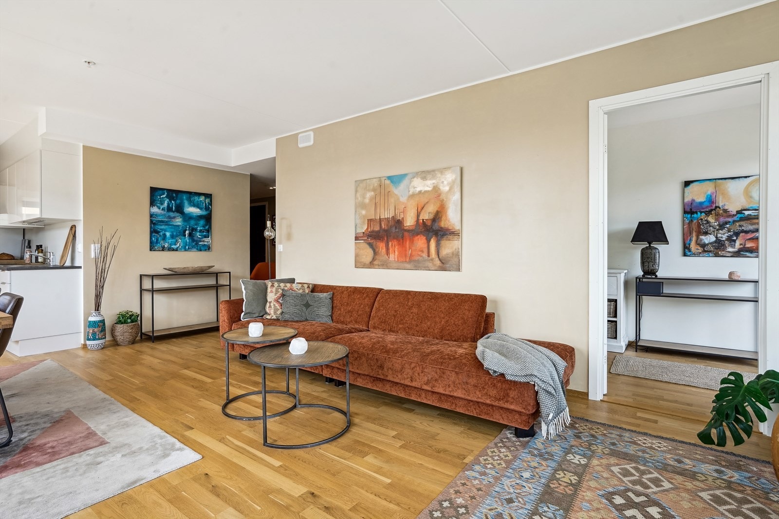 Stuen lar seg enkelt møblere med spisestue, sofagruppe og mediemøbler. Galleribilde