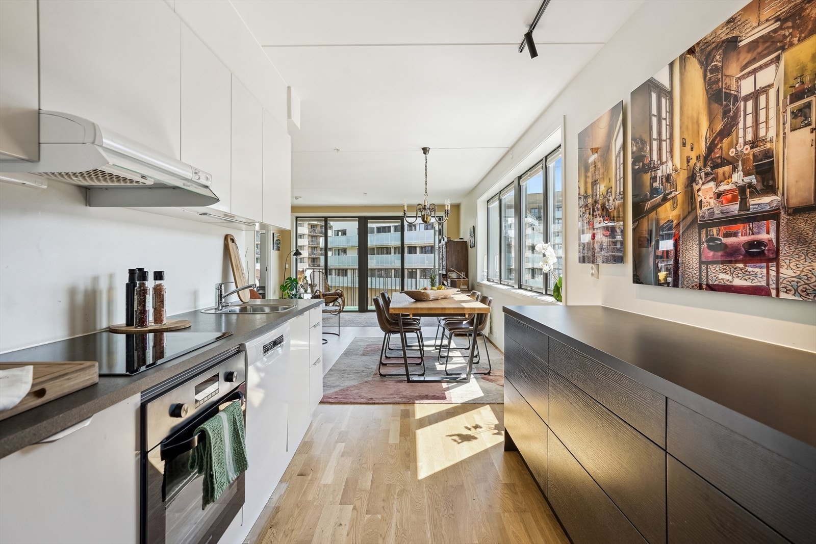 Det er mulighet for trivelig spiseplass i tilknytning til kjøkkenet. Galleribilde