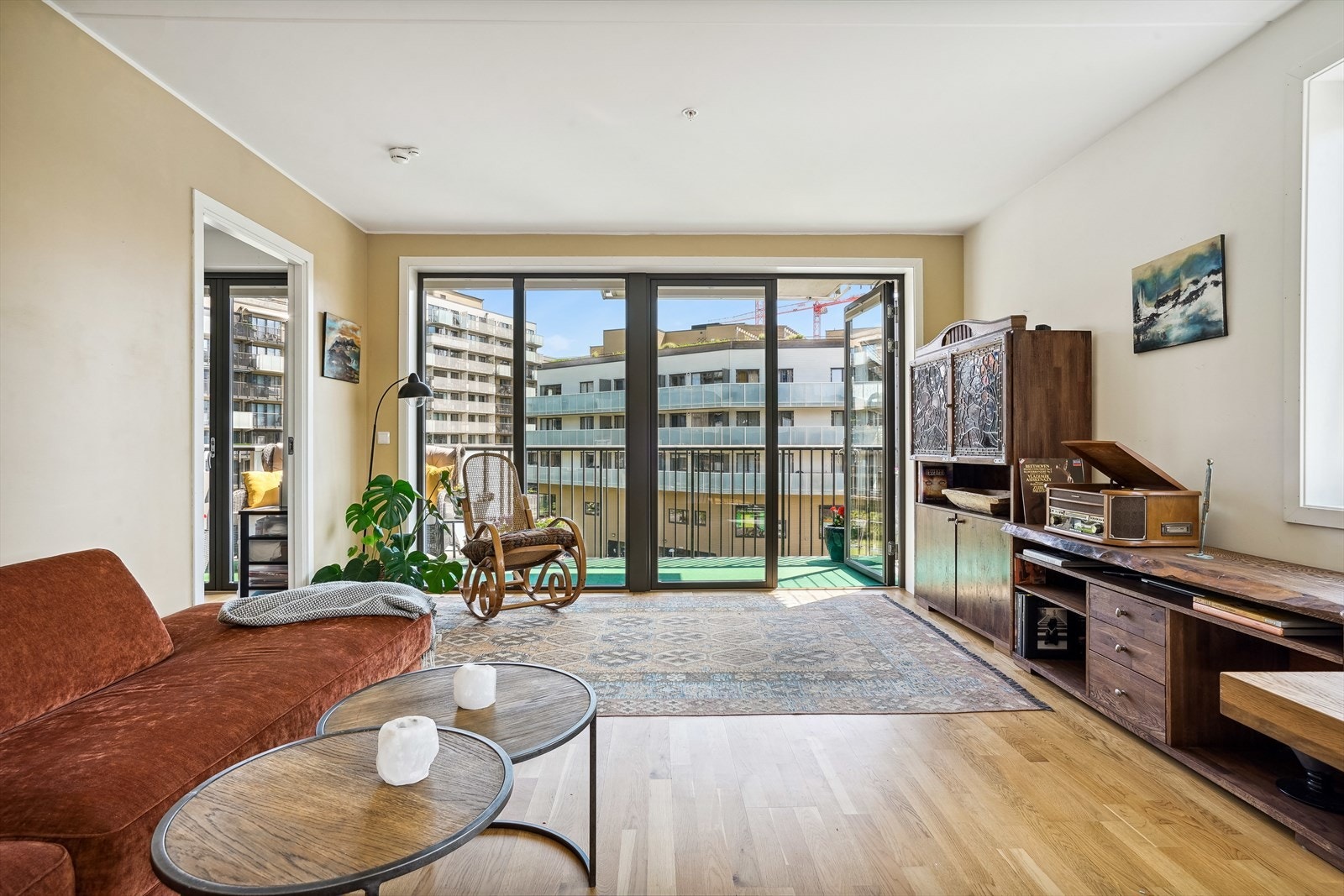 Leiligheten har store vindusflater som slipper inn rikelig med naturlig lys. Galleribilde