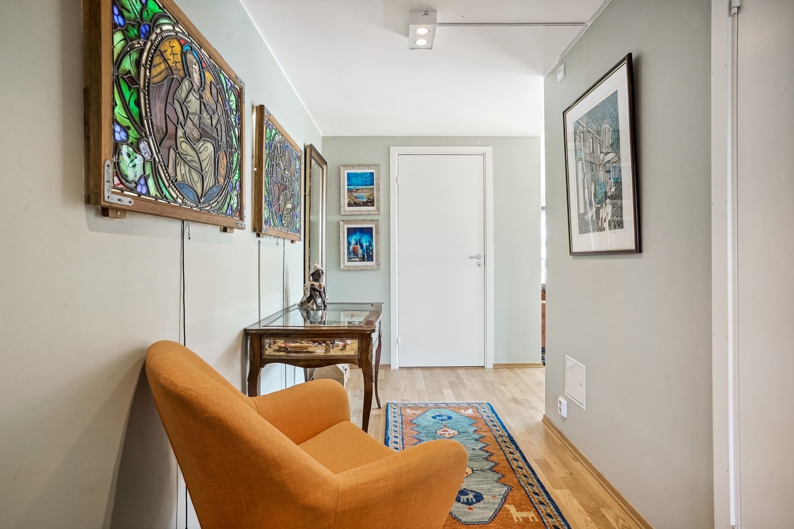 Innbydende entré som gir et godt førsteinntrykk av leiligheten. Velkommen inn! Galleribilde