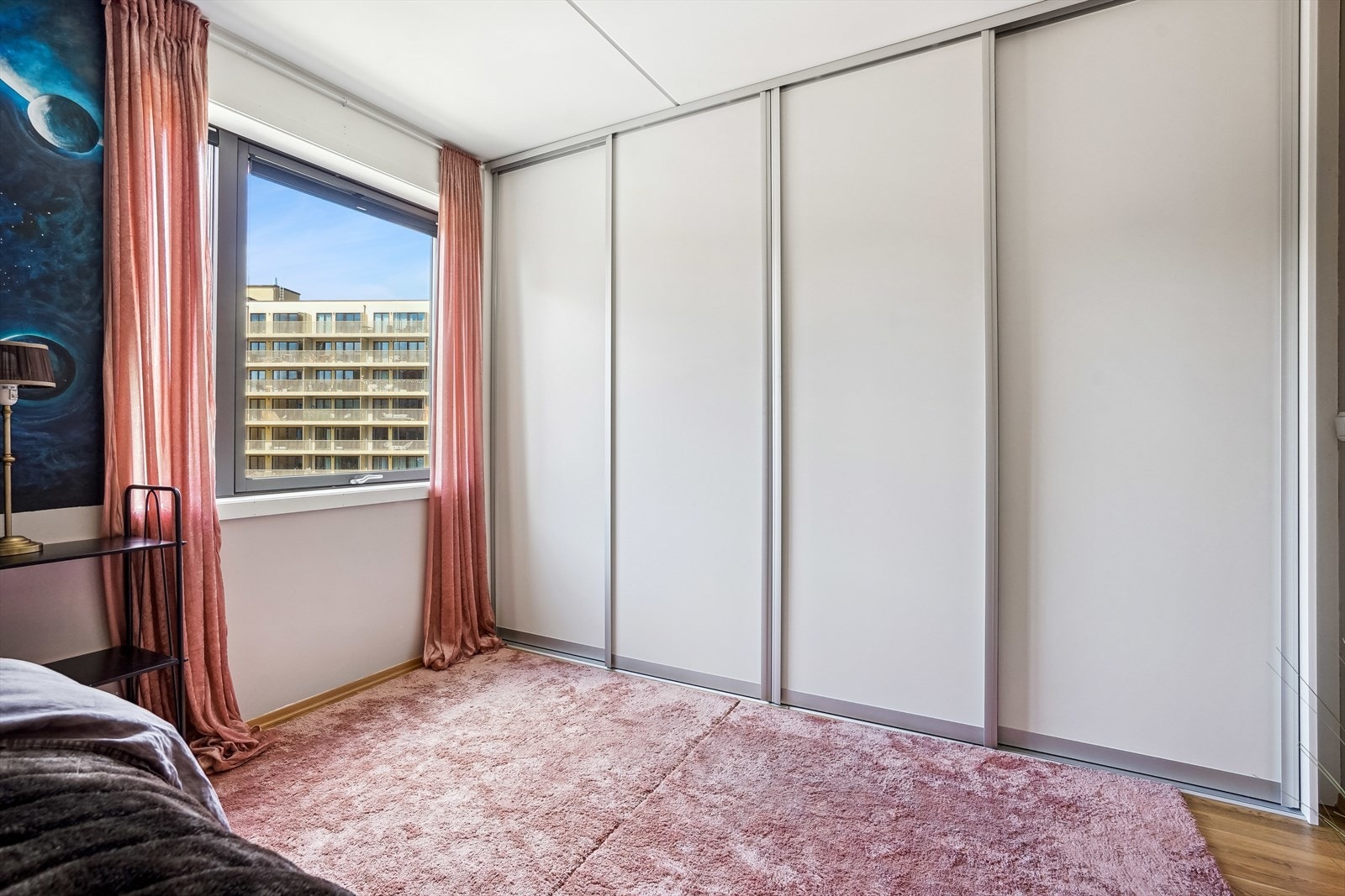 Romslig hovedsoverom med god plass til oppbevaring i stor skyvedørsgarderobe. Galleribilde