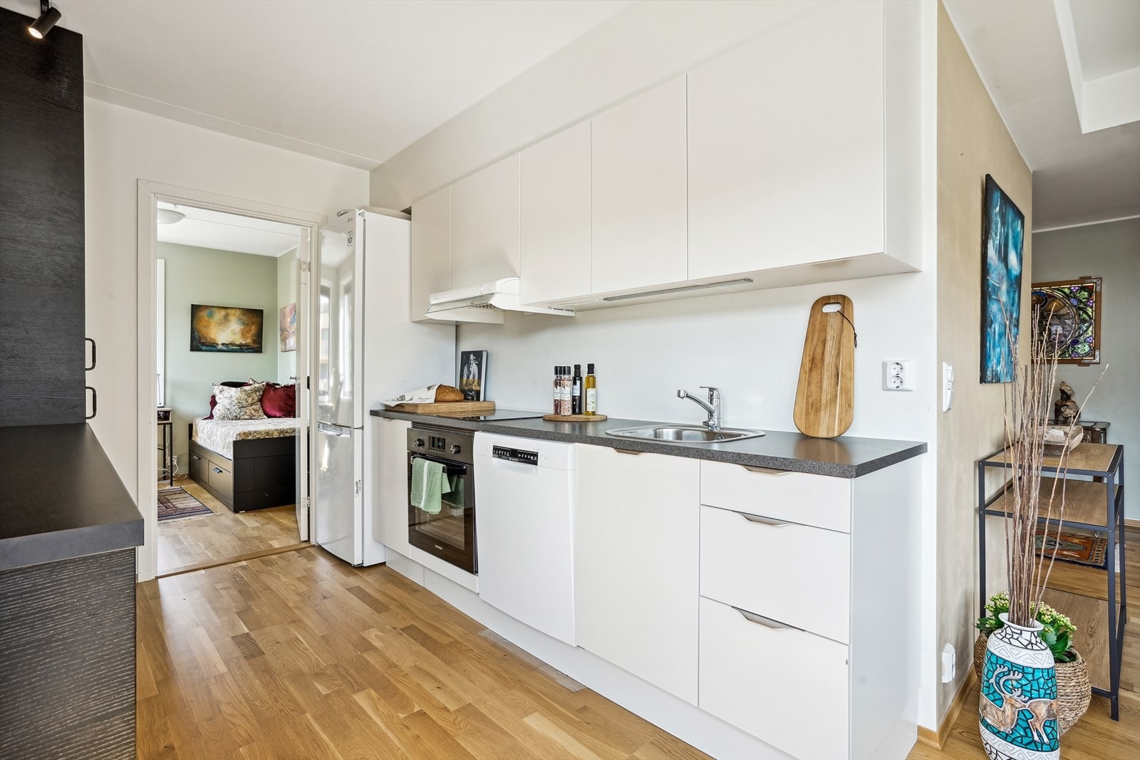 Kjøkkeninnredningen består av hvite og brunsorte fronter, benkeplater i laminat, rustfri oppvaskkum, ventilator, opplegg for oppvaskmaskin og integrerte hvitevarer. Galleribilde