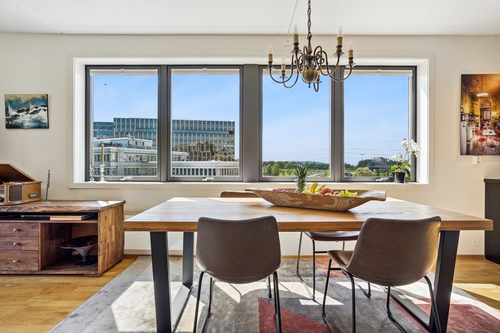 God plass til et stort spisebord hvor du kan invitere familie og venner. Galleribilde