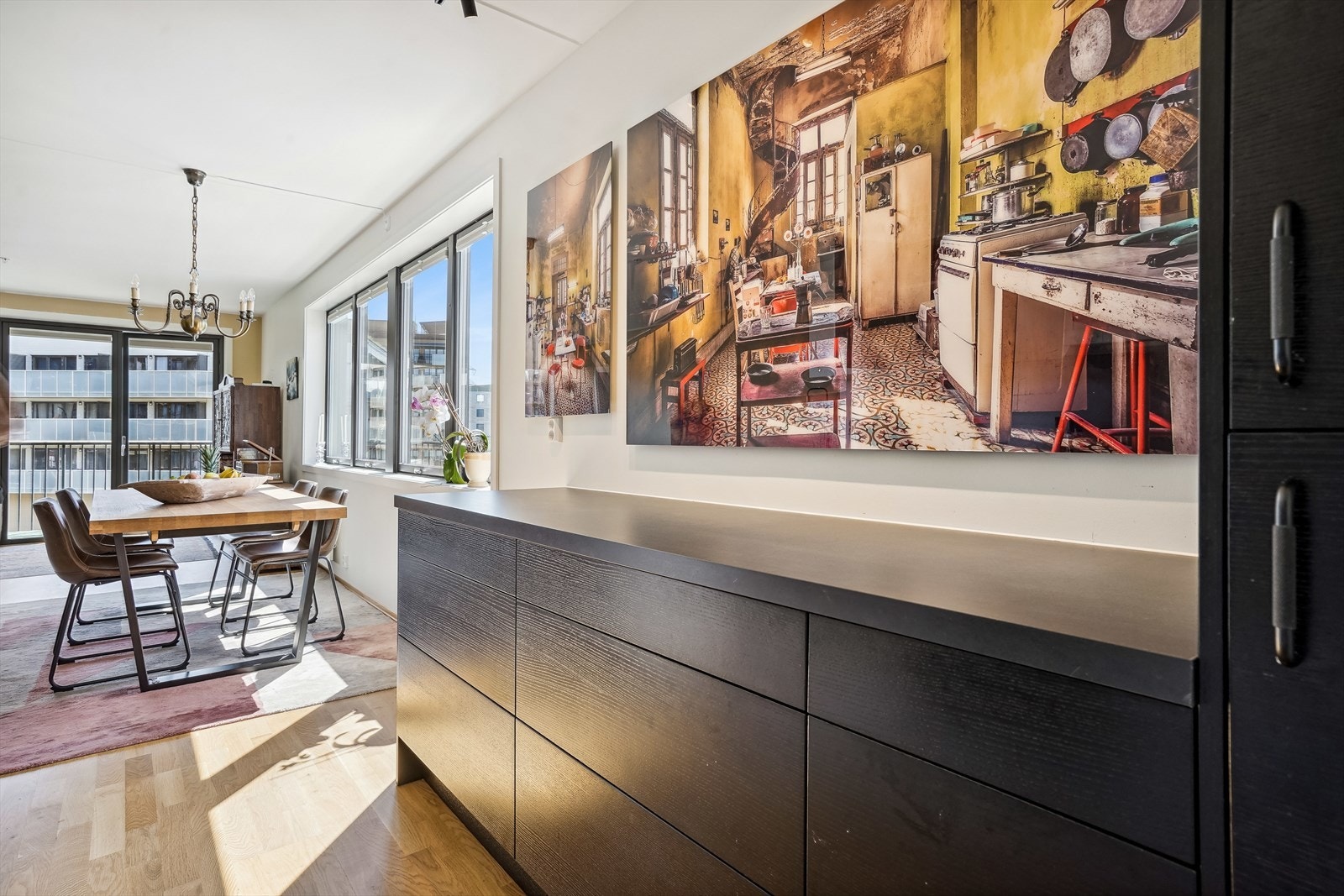 Kjøkkenet ble oppgradert i 2022 med en kjøkkenbenk med skufferekke og høyskap. Galleribilde