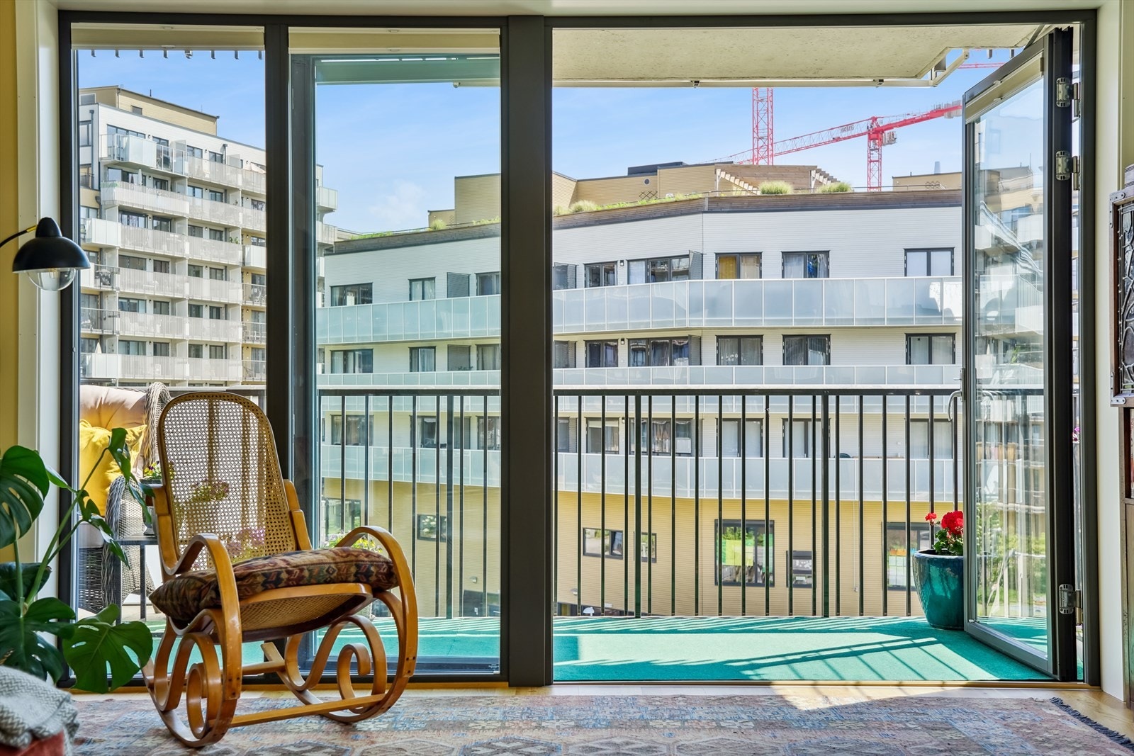 Fra stuen er det utgang til balkongen som kan oppleves som en forlengelse av stuen i sommerhalvåret. Galleribilde