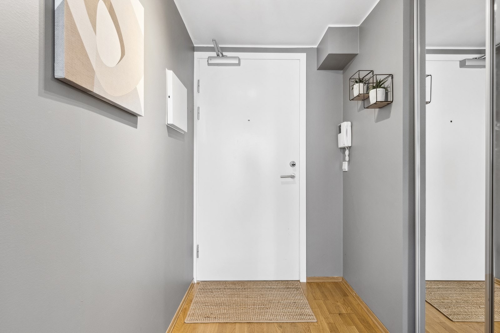 Entré med skyvedørsgarderobe som har god plass til sko og yttertøy. Galleribilde