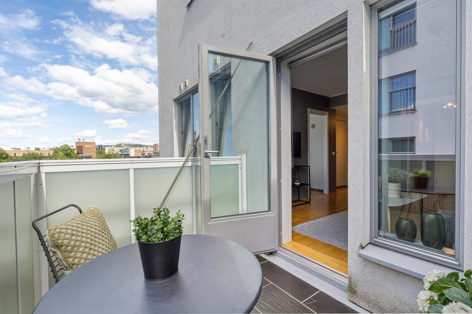 Fra stuen er det adkomst til leilighetens nordvestvendte balkong på 4,5 m². Galleribilde