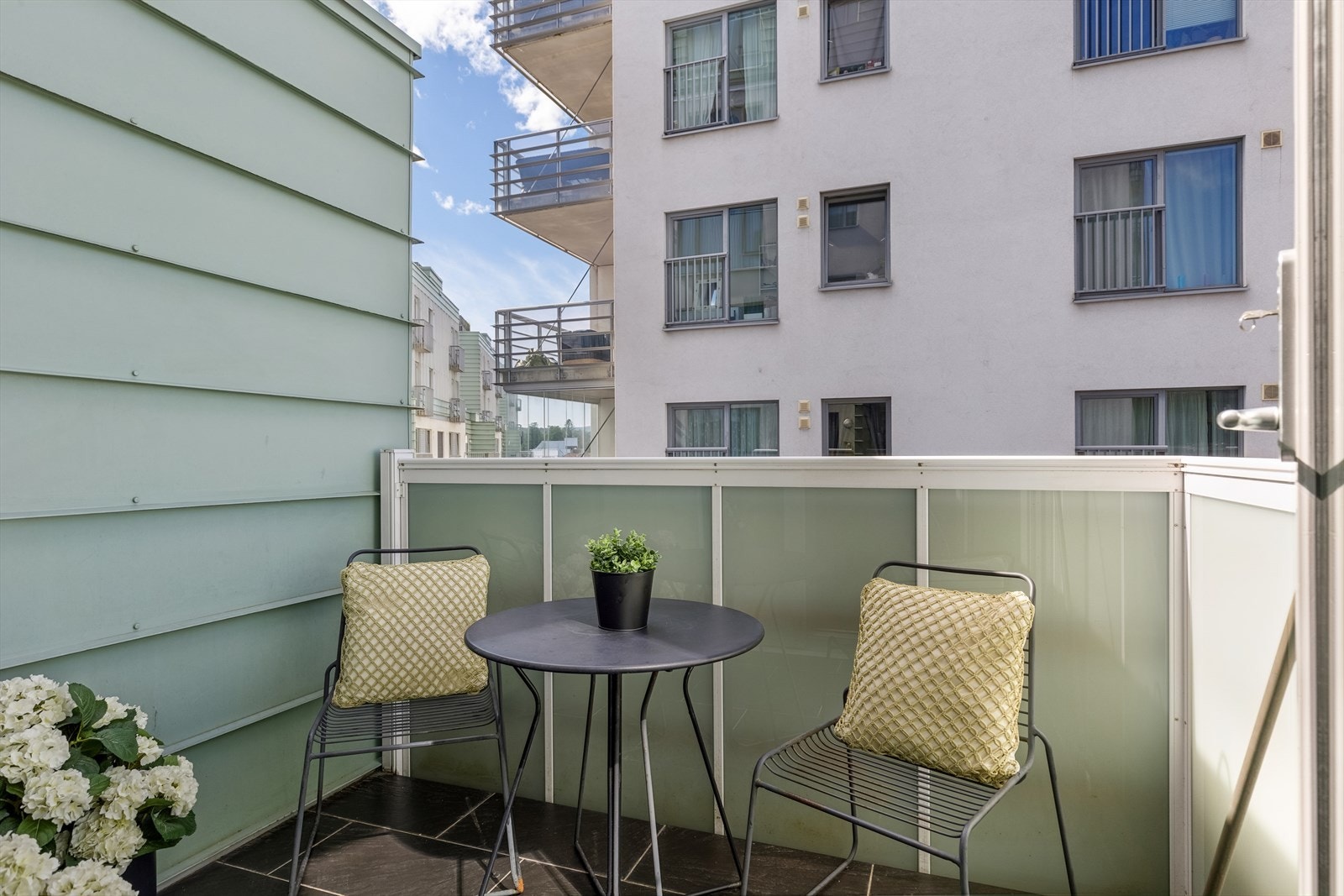 Her er det plass til balkongmøbler og grill om ønskelig. Galleribilde