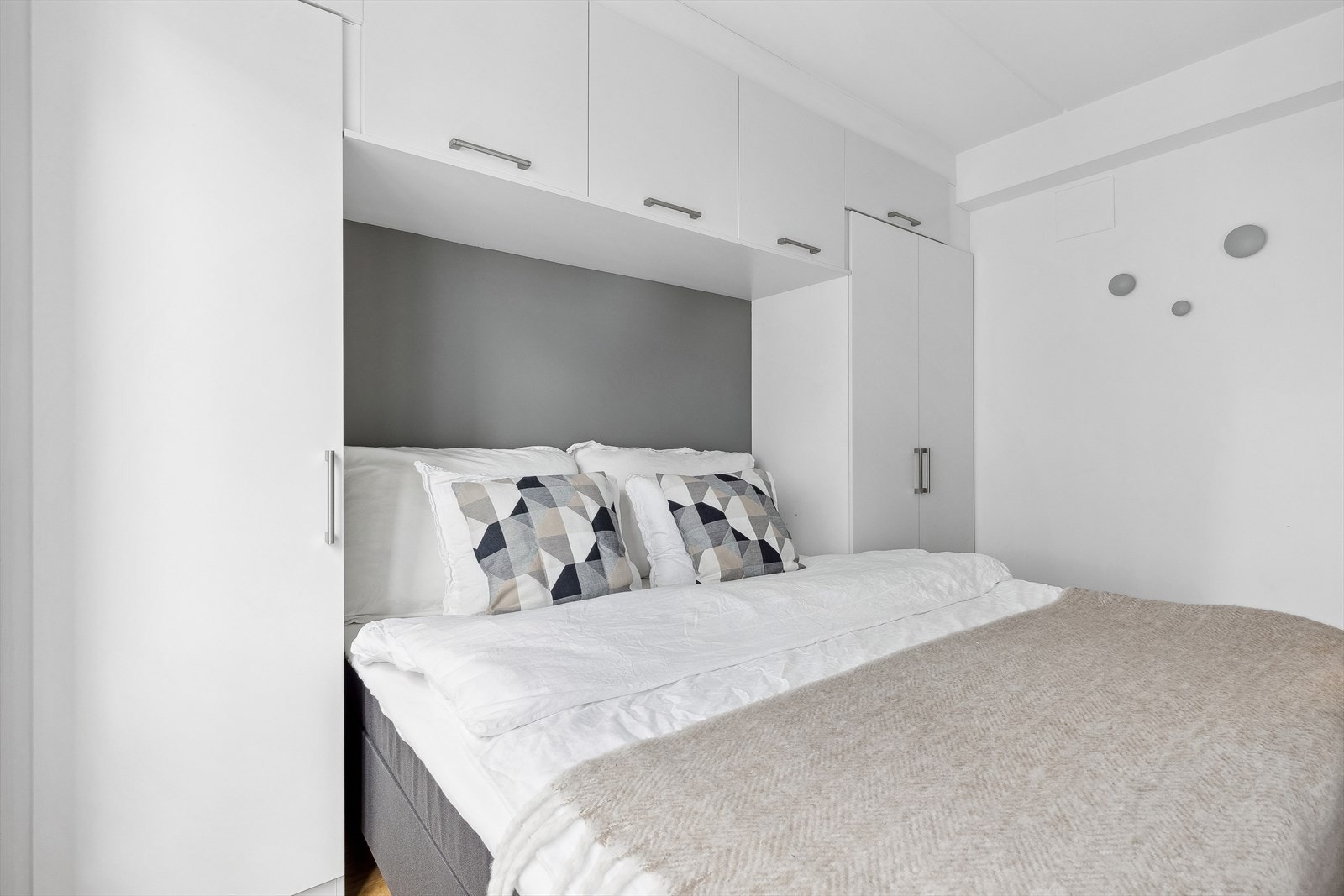 Soverommet har plass til dobbeltseng og er godt utnyttet med skapplass på begge sider og over sengen. Galleribilde