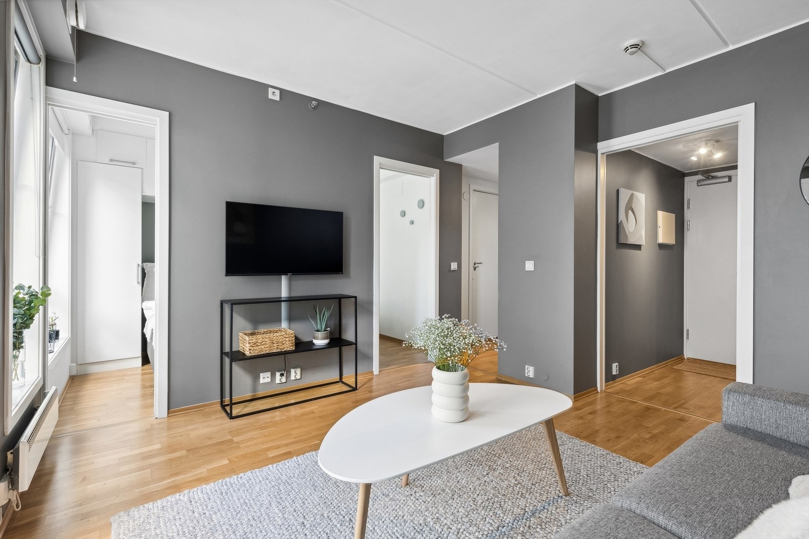 Leiligheten har en effektiv planløsning og pene overflater. Galleribilde