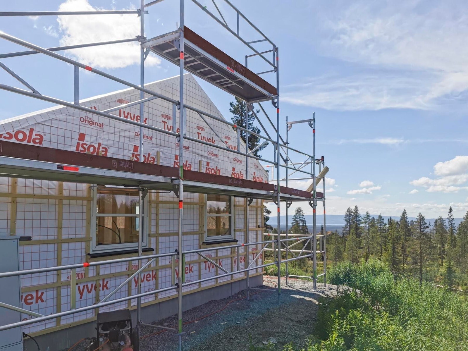 Flott utsikt mot Osensjøen! Hytta er under bygging, og er innflyttingsklar til høstferien 2024. Foto fra mai 2024 / byggeplass Galleribilde