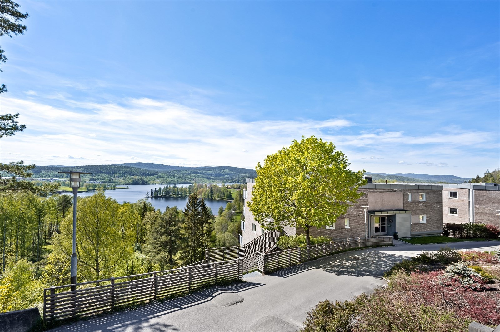 Idyllisk inngang til de forskjellige blokkene Galleribilde