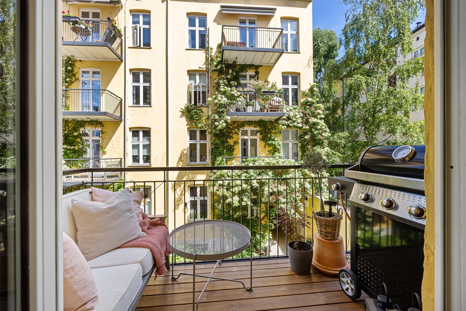Påkostet 2-roms med sentral beliggenhet i tilbaketrukket, rolig gate, et steinkast unna Bogstadveien. Galleribilde