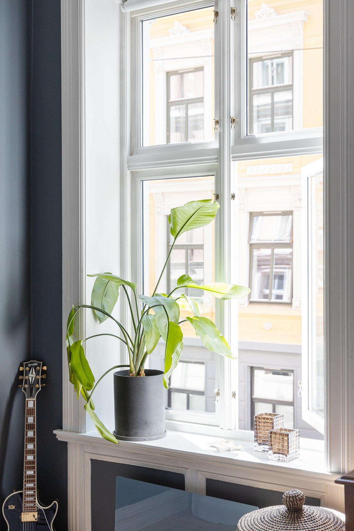 Lyst og luftig soverom med store vindusflater. Galleribilde