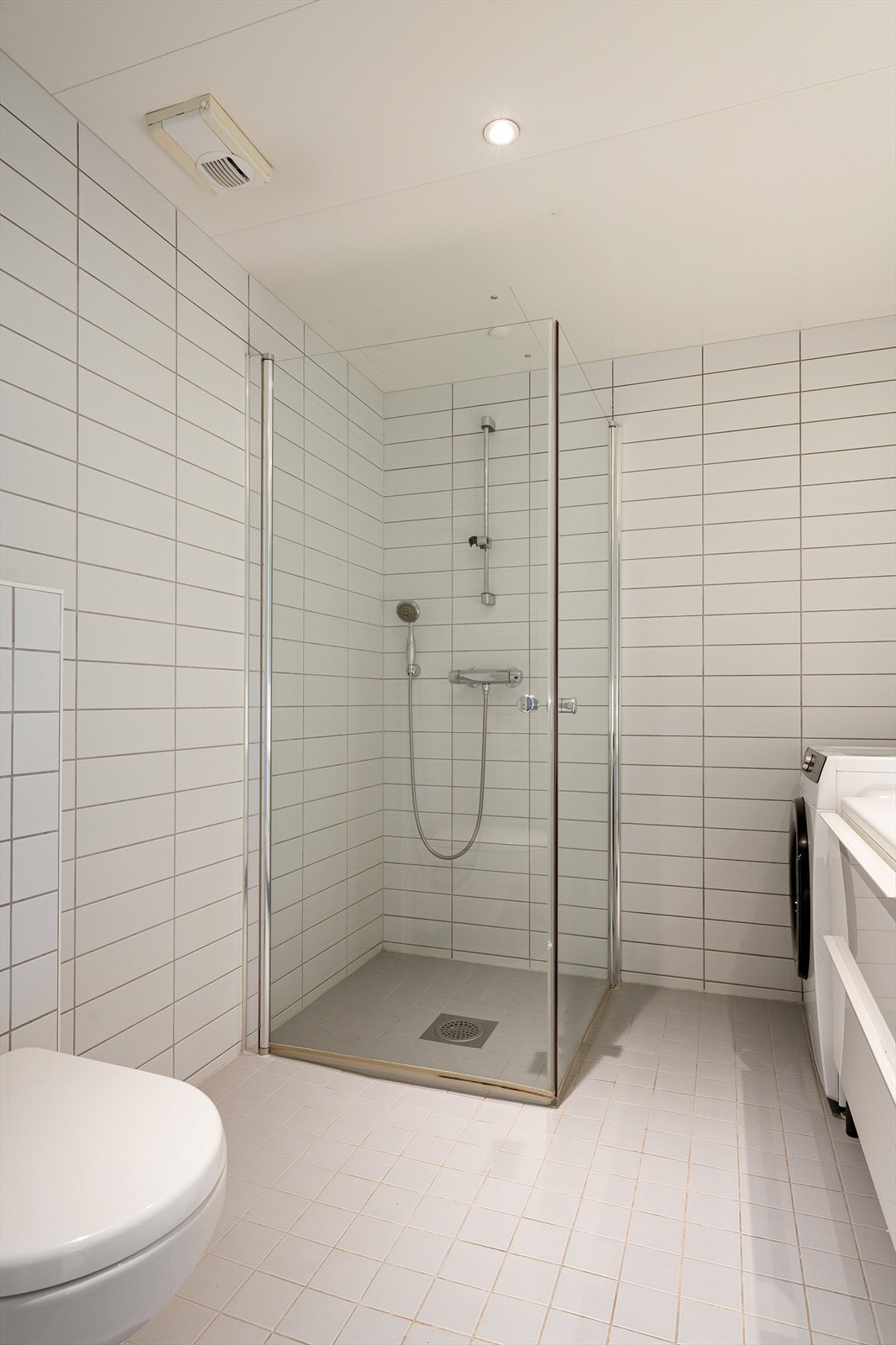 Badet har også dusjnisje med plassbesparende dører, opplegg for vaskemaskin og gulvvarme for ekstra komfort. Galleribilde