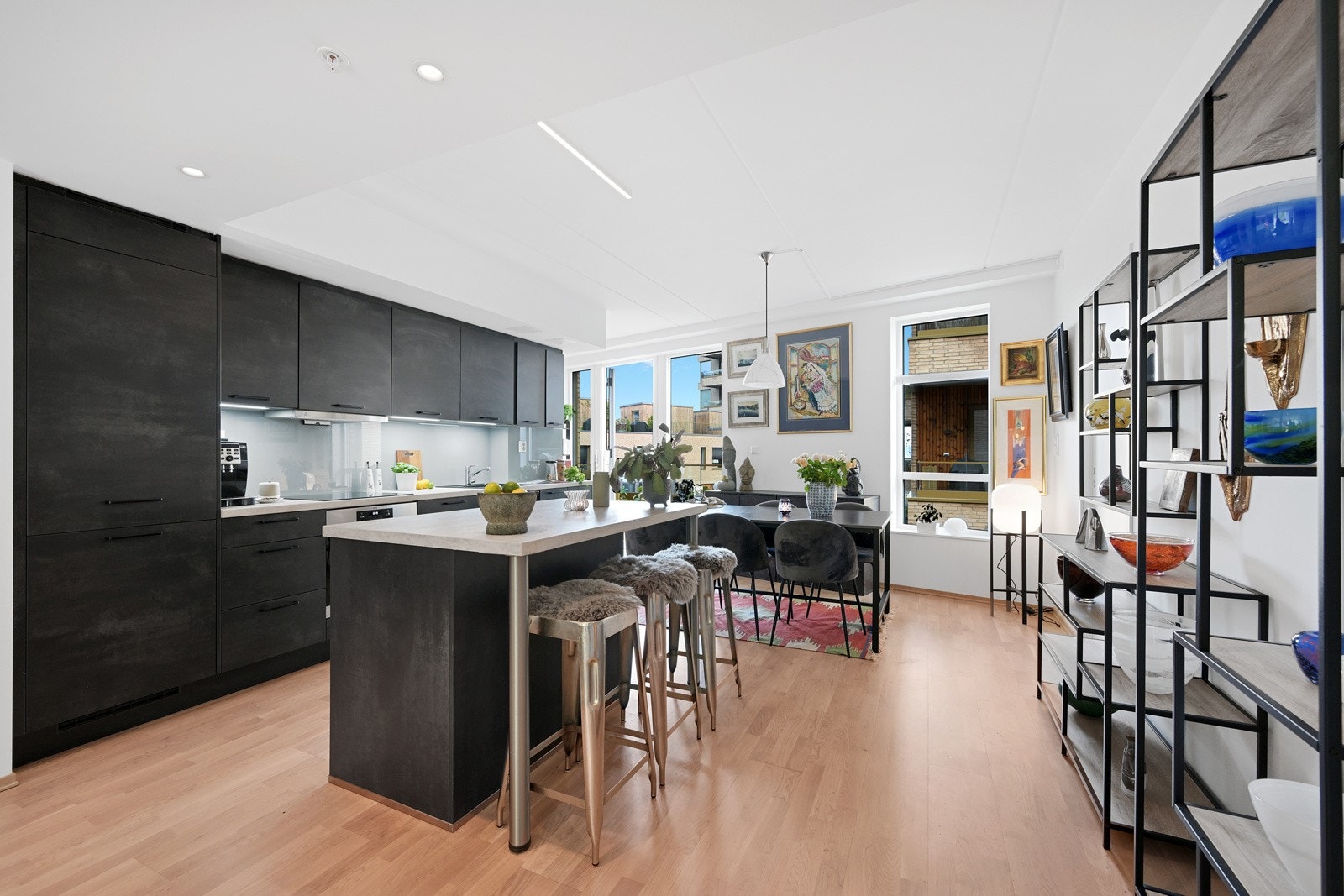 Kjøkkenøyen skaper ekstra god arbeidsflate Galleribilde