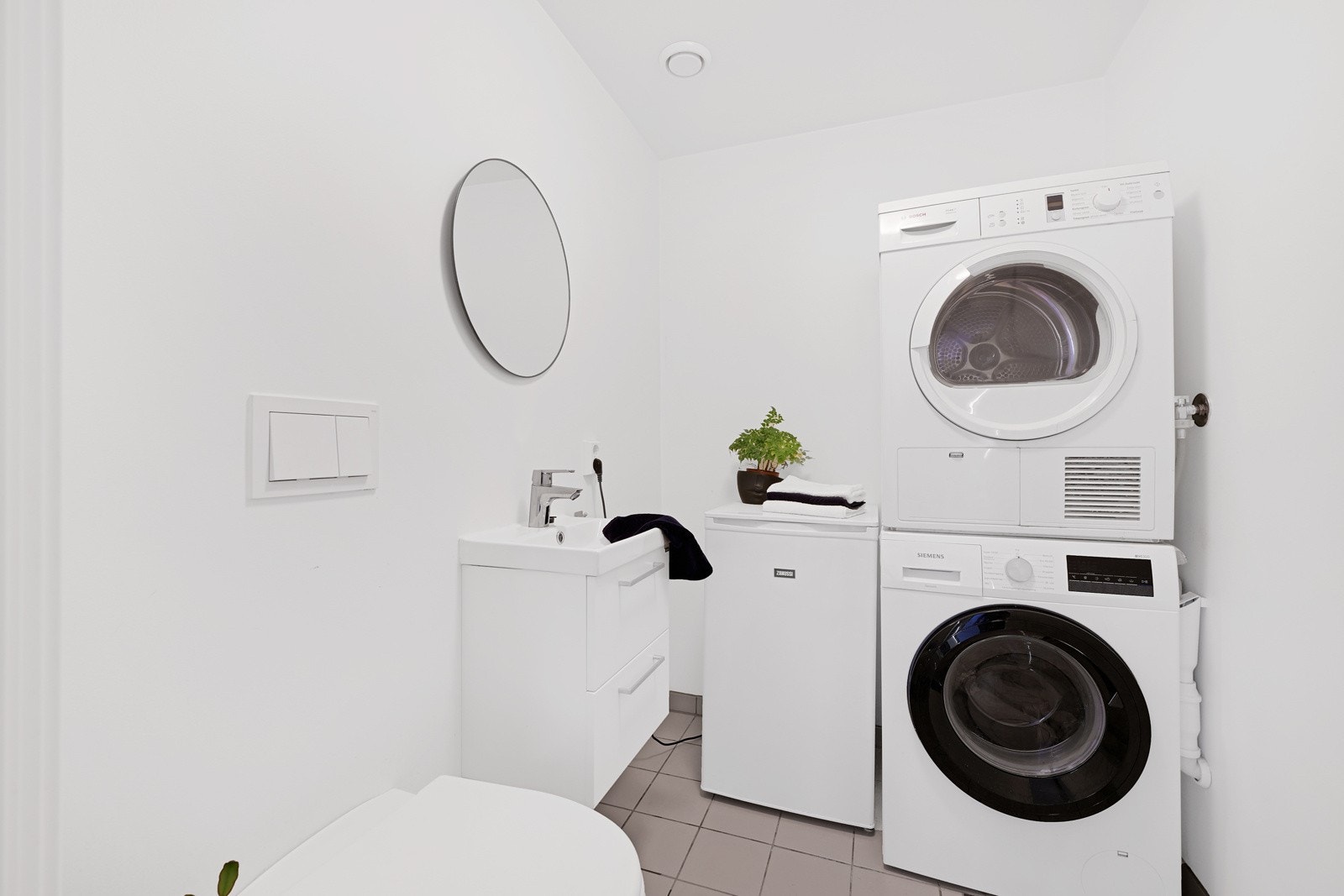 Praktisk vaskerom med wc Galleribilde