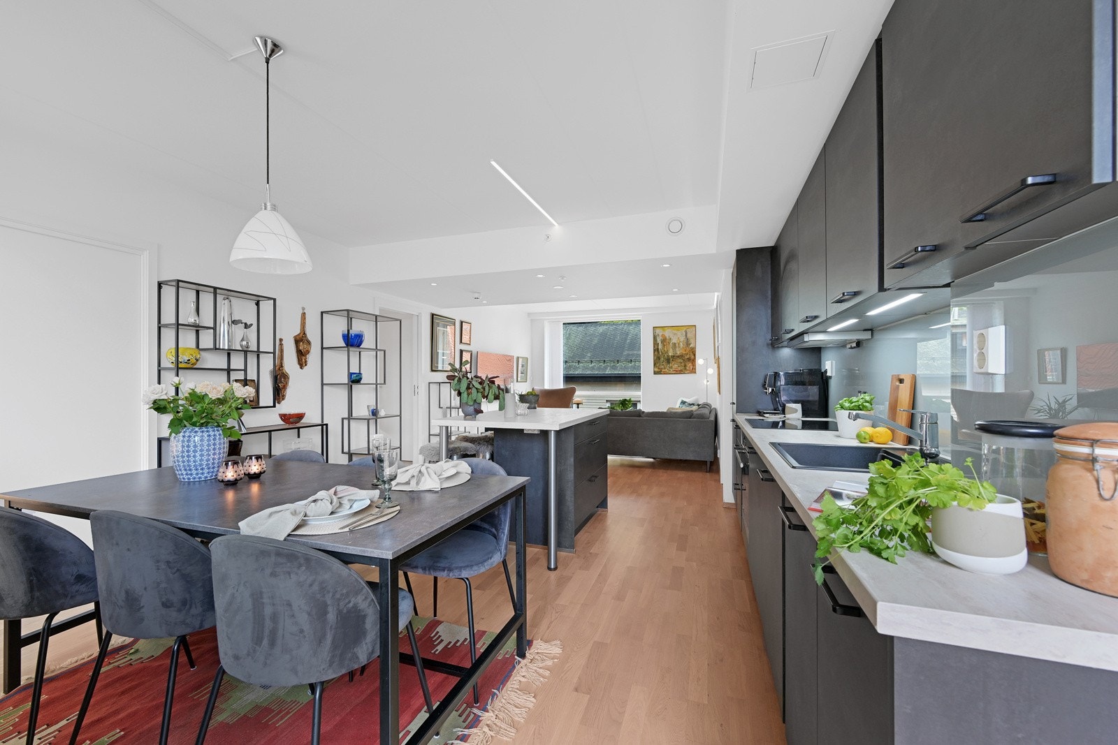 Lekker innrening med integrerte hvitevarer Galleribilde