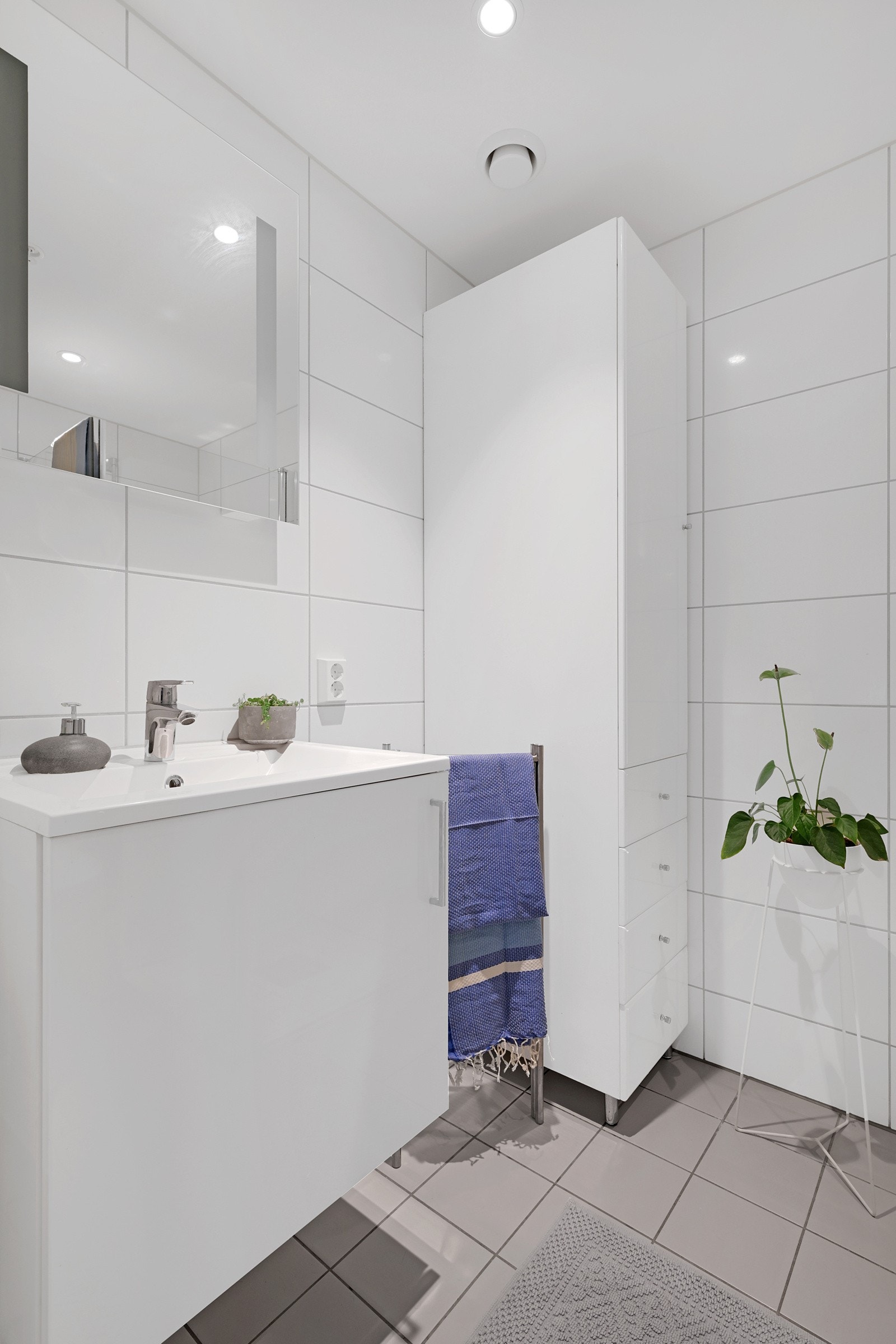 Pent flislagt bad med gulvvarme Galleribilde