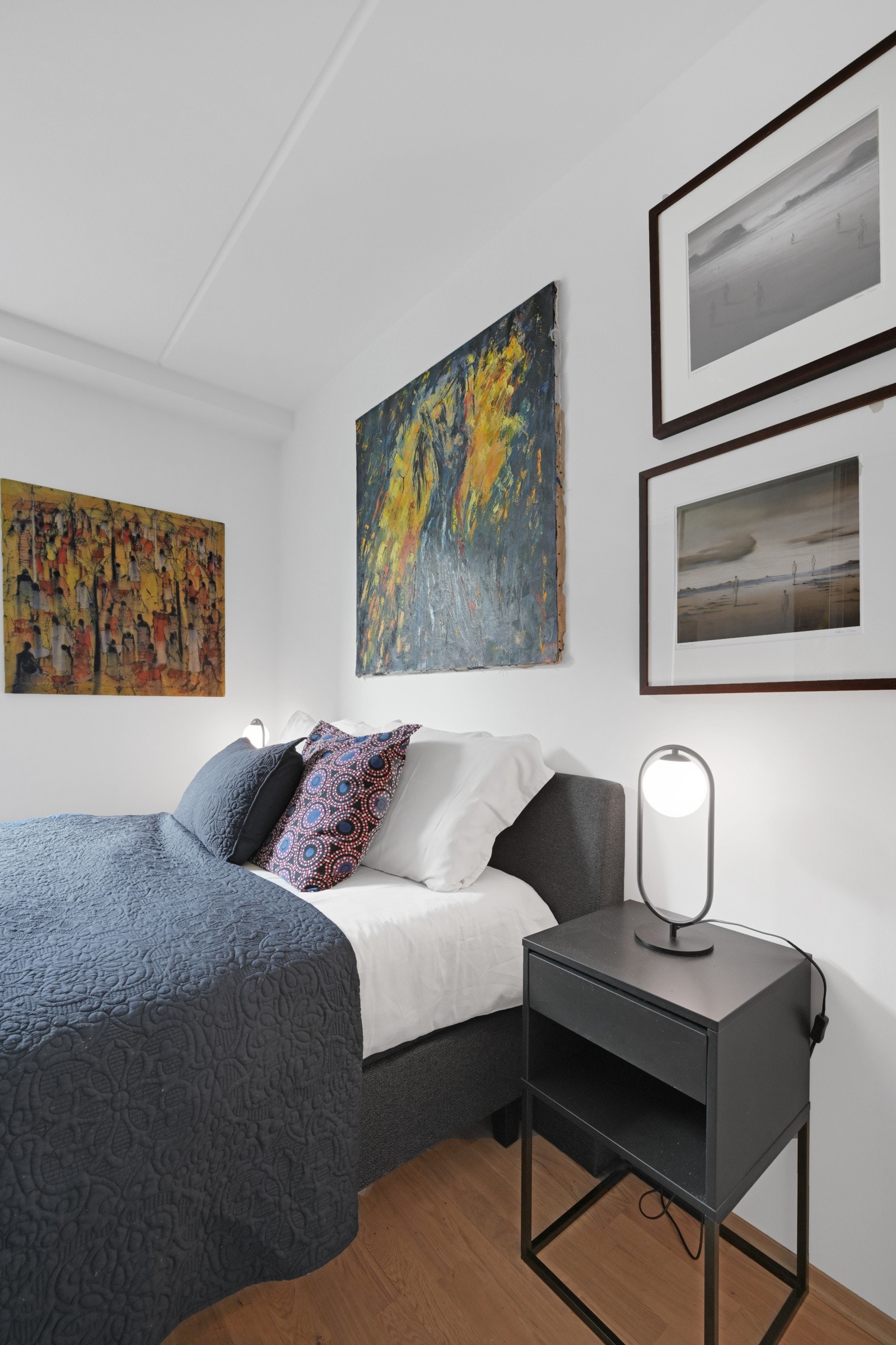 God plass til både dobbeltseng og tilhørende nattbord Galleribilde