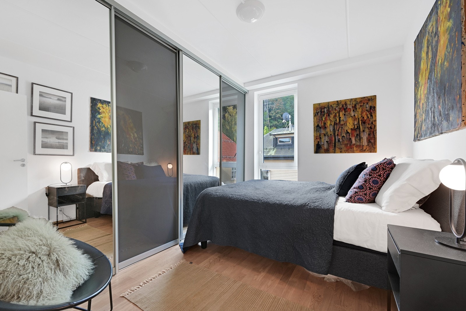 Fra stuen fortsetter vi til hovedsoverommet Galleribilde