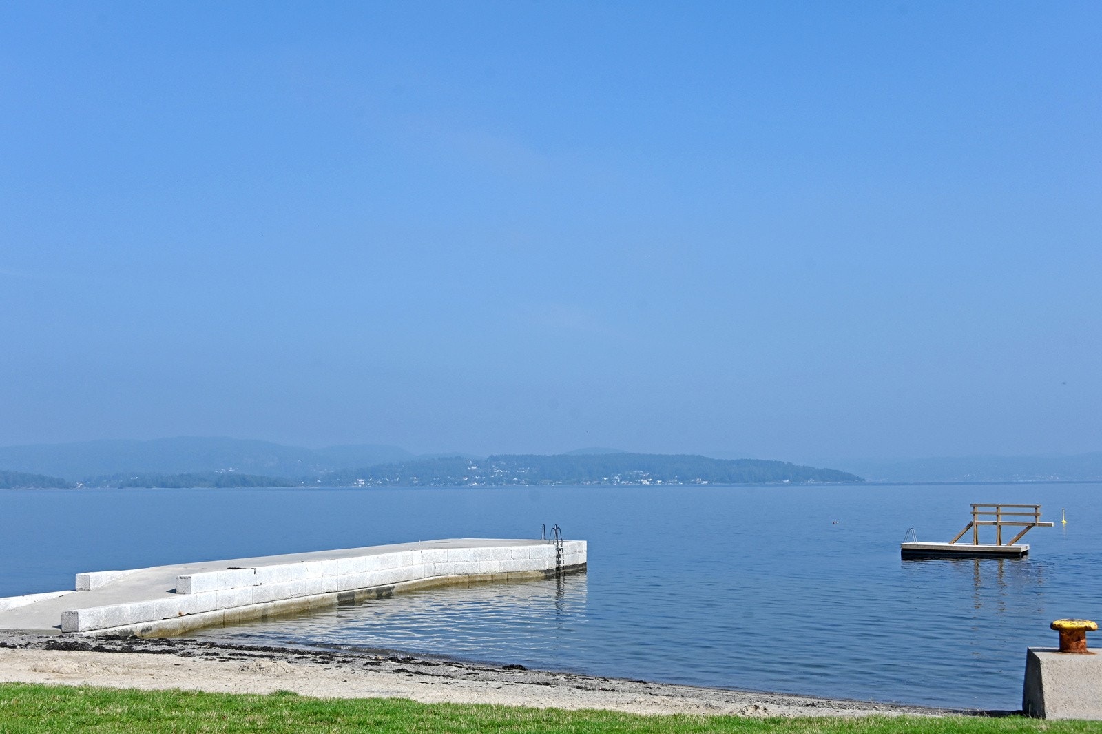 Kort vei til brygge og strandliv Galleribilde
