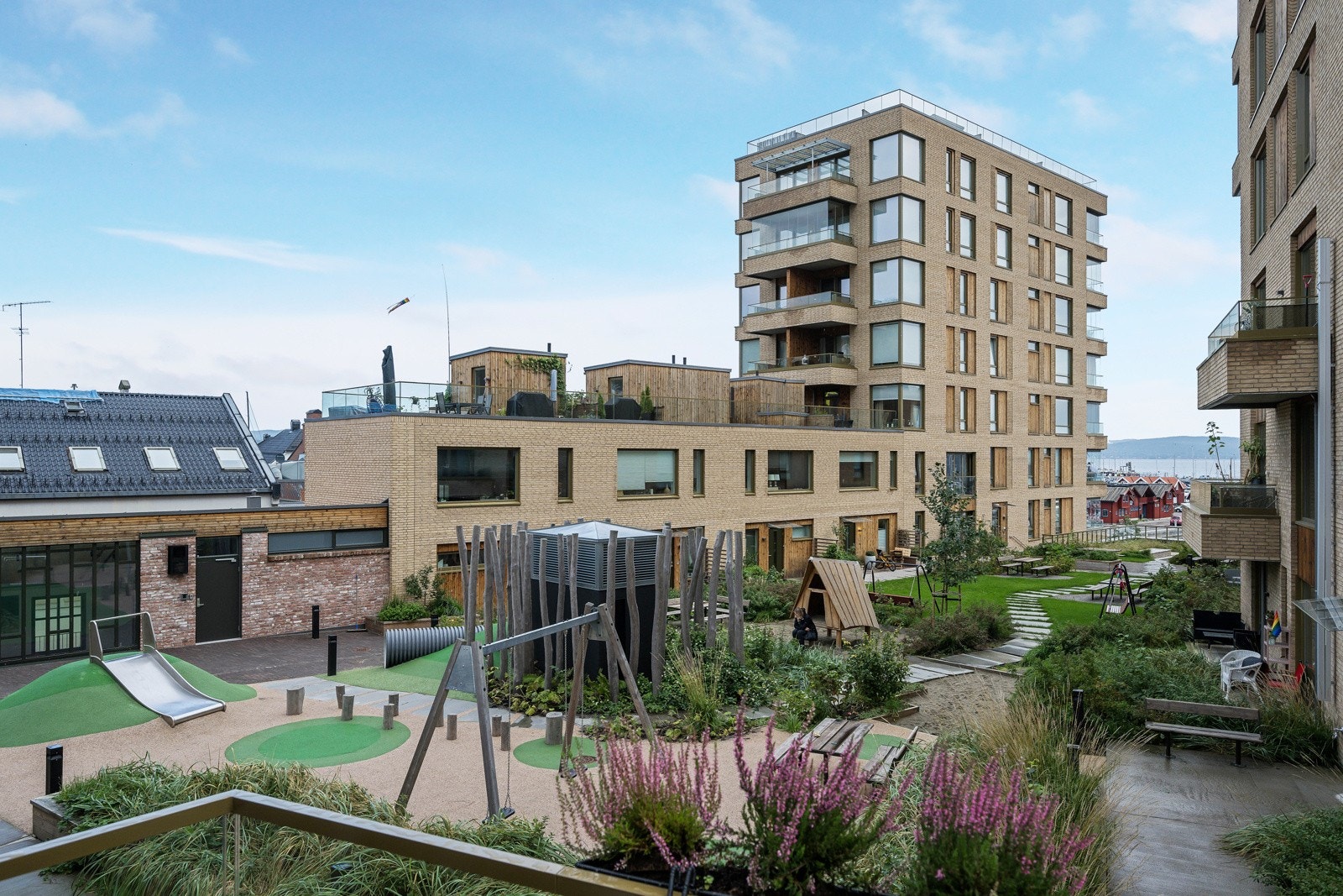 Her kan man sette seg med kaffen og slå av en prat med naboene Galleribilde