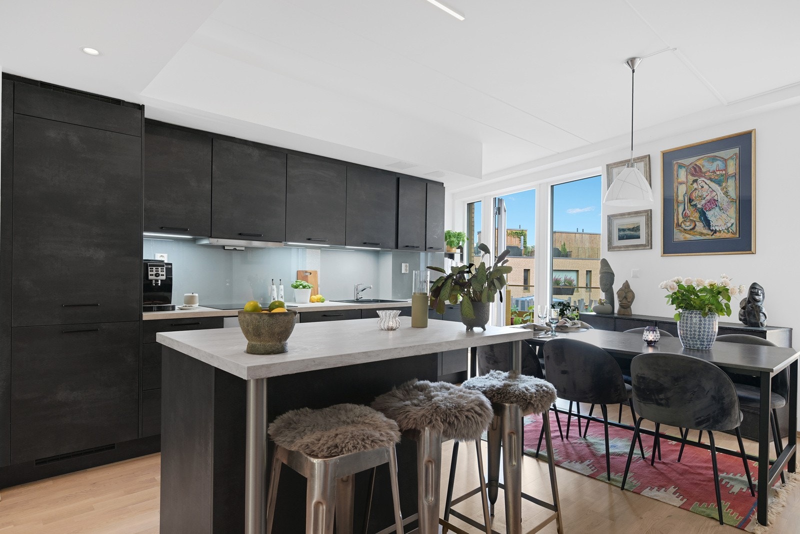 Det er også barløsning om man vil holde kokken med selskap Galleribilde