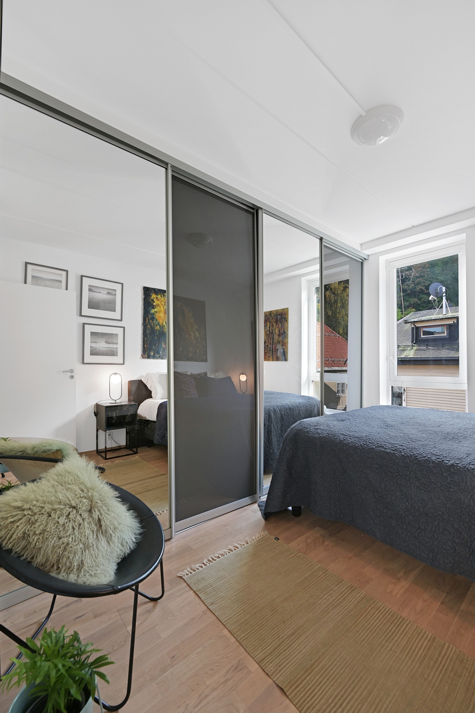 Det er også stor skyvedørsgarderobe langs den ene veggen Galleribilde