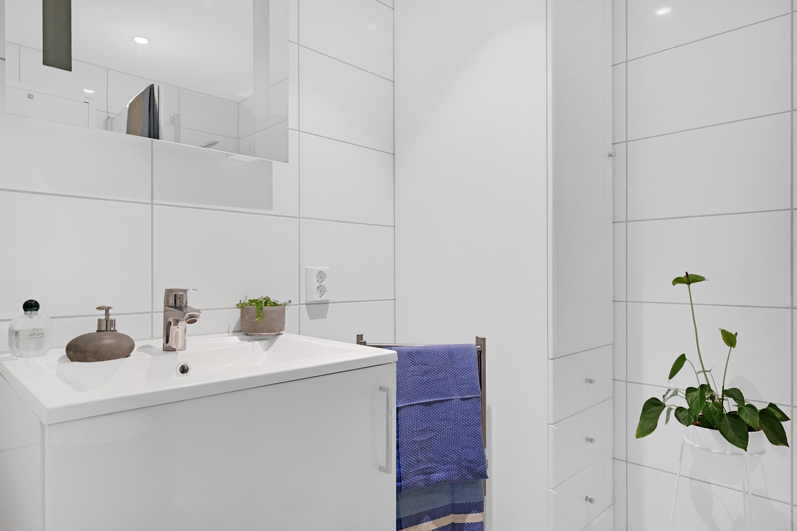 Kun en liten mellomgang mellom soverommet og badet Galleribilde