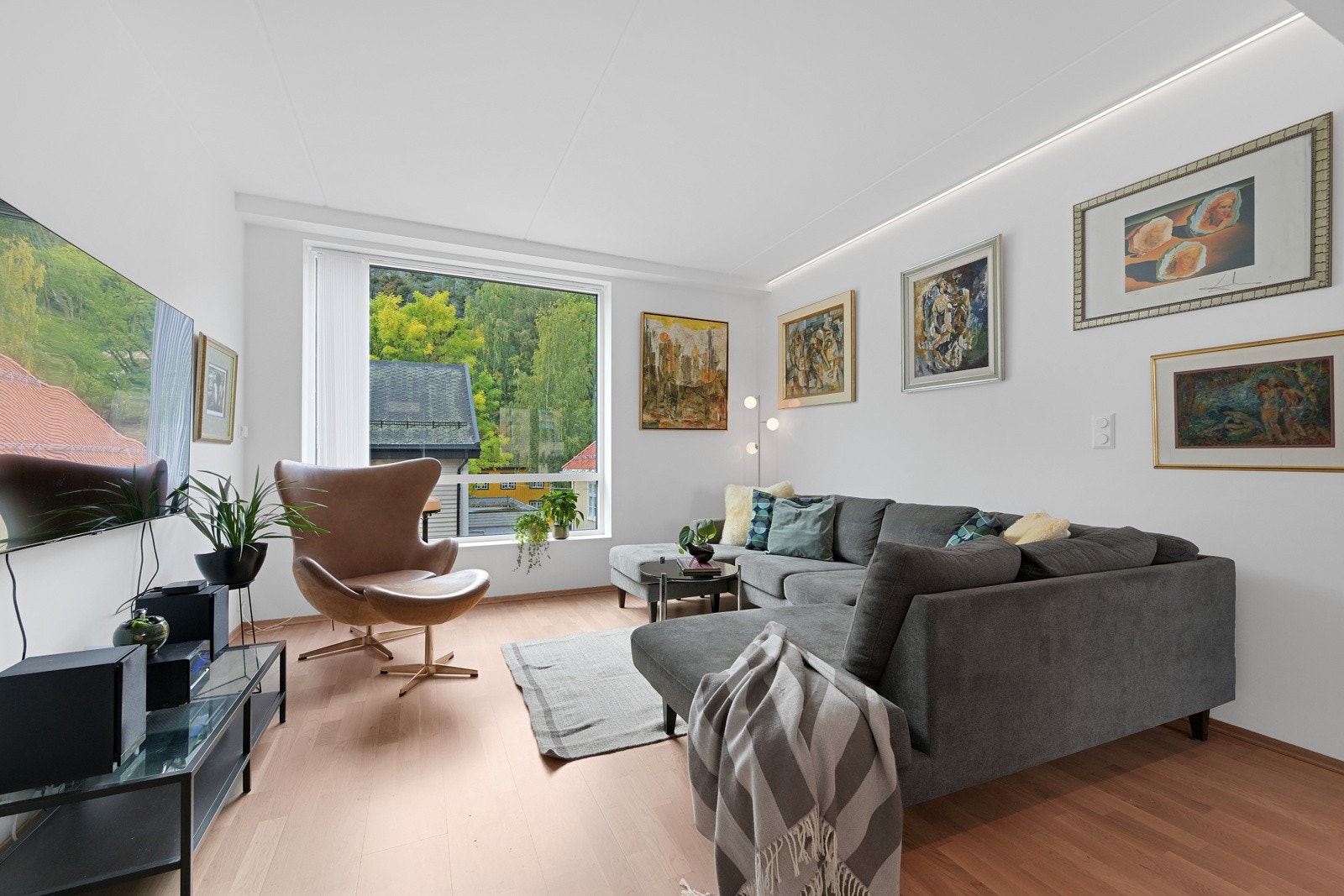 De store vindusflatene slipper inn godt med naturlig lys Galleribilde