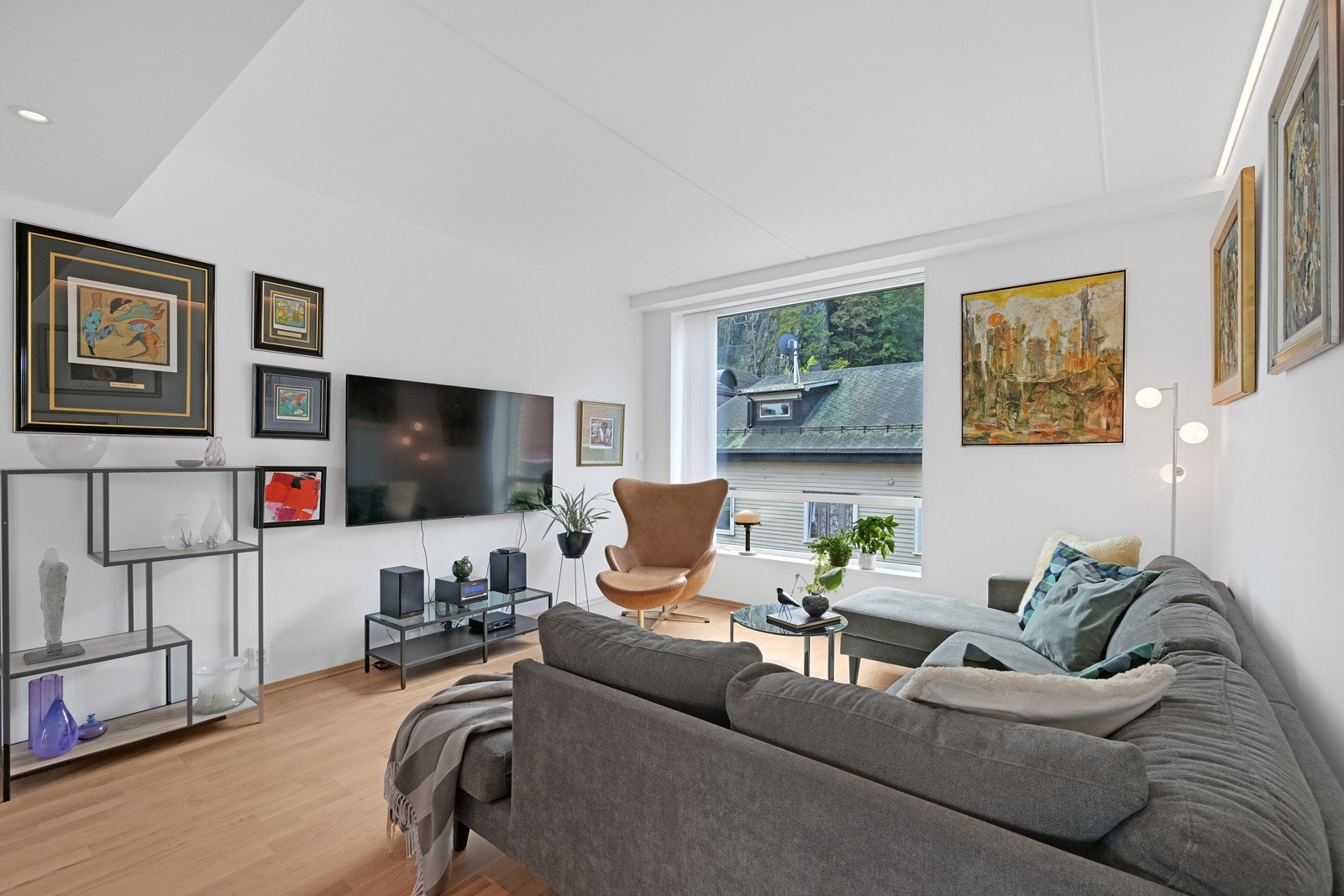 Stuen ligger i åpen løsning mot kjøkkenet Galleribilde