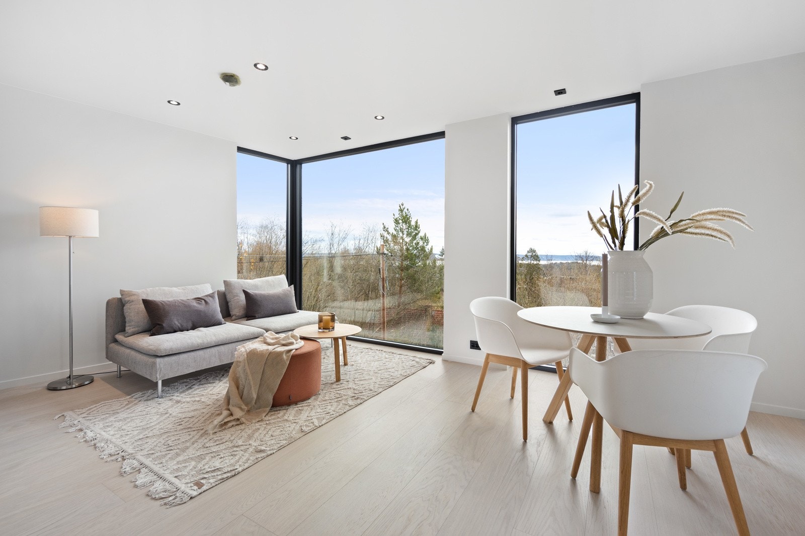 Boligen er delikat med store vindusflater som slipper inn godt med naturlig lys. Galleribilde