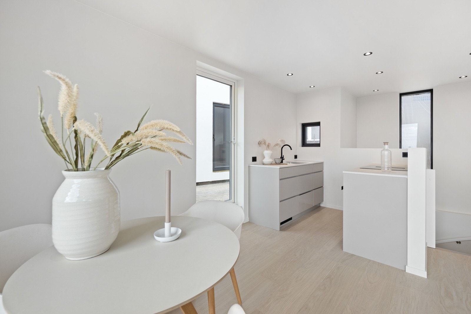 God plass til spisestue i tilknytning til kjøkkenet. Galleribilde