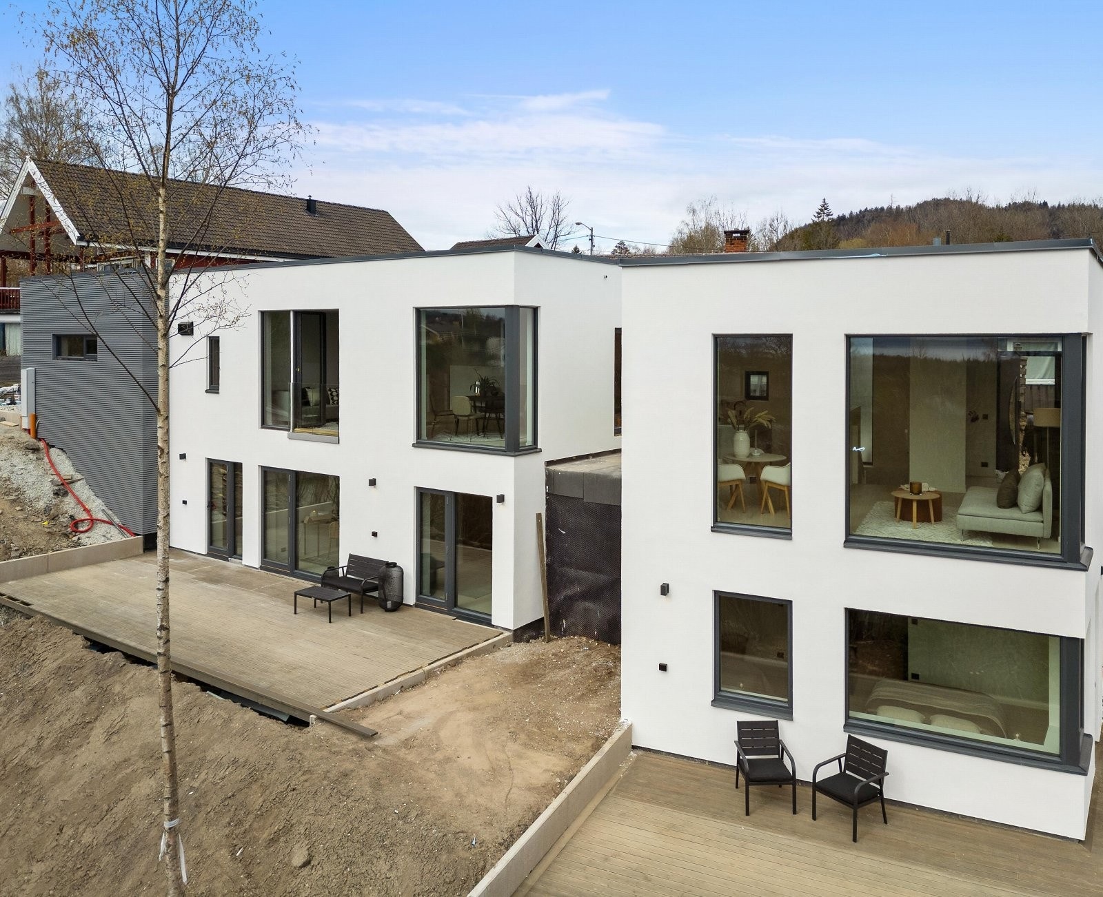 Nyoppført del av tomannsboligmed høy standard. Hulda garborgs vei 10D er boligen til høyre. Galleribilde