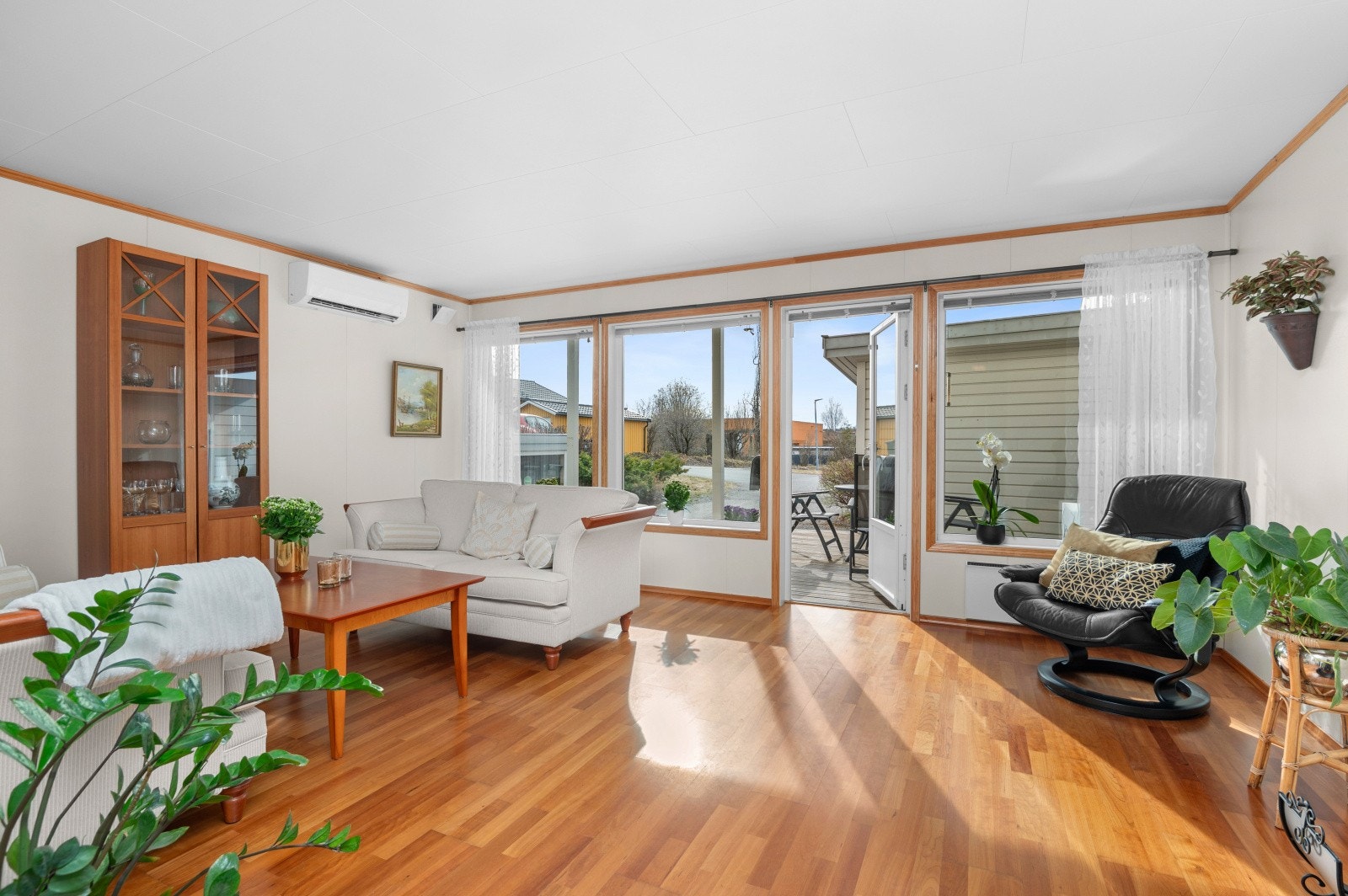 Fra stueavdelingen som måler 20 m² er det direkte utgang til en stor og solrik terrasse. Galleribilde