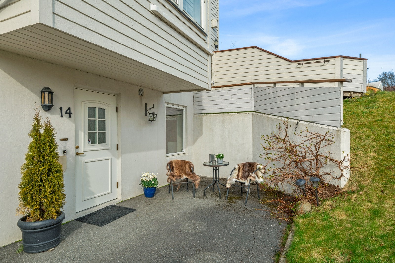 Velkommen inn! Det er en stor gårdsplass foran leilighet som benyttes av leiligheten. Galleribilde