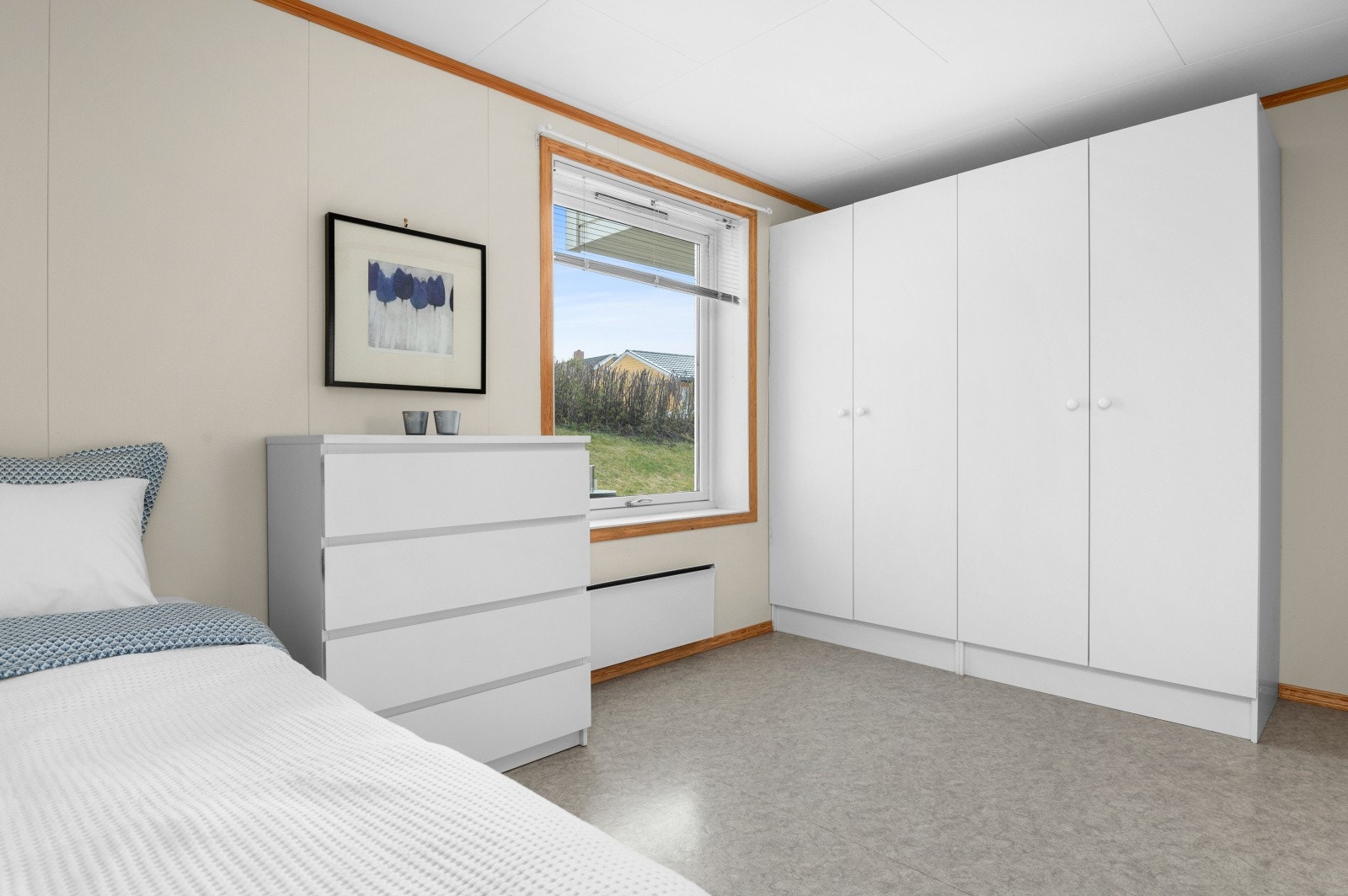 Rikelig med garderobeplass på soverommet. Galleribilde