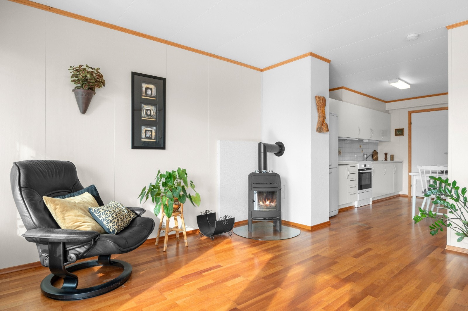 Leiligheten har en fin og praktisk åpen stue-kjøkkenløsning. Galleribilde