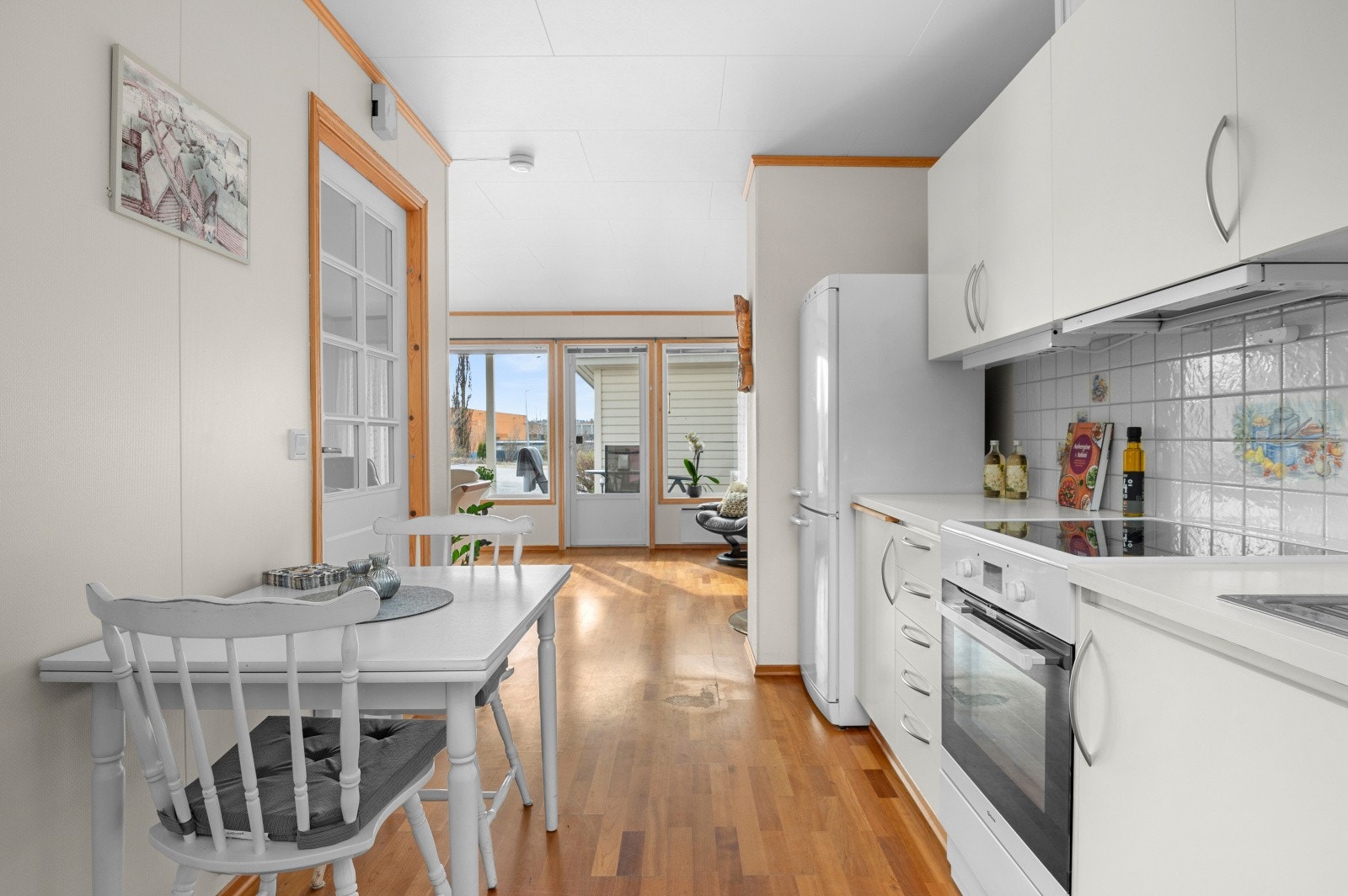 Det er også plass til et lite bord på kjøkken. Galleribilde