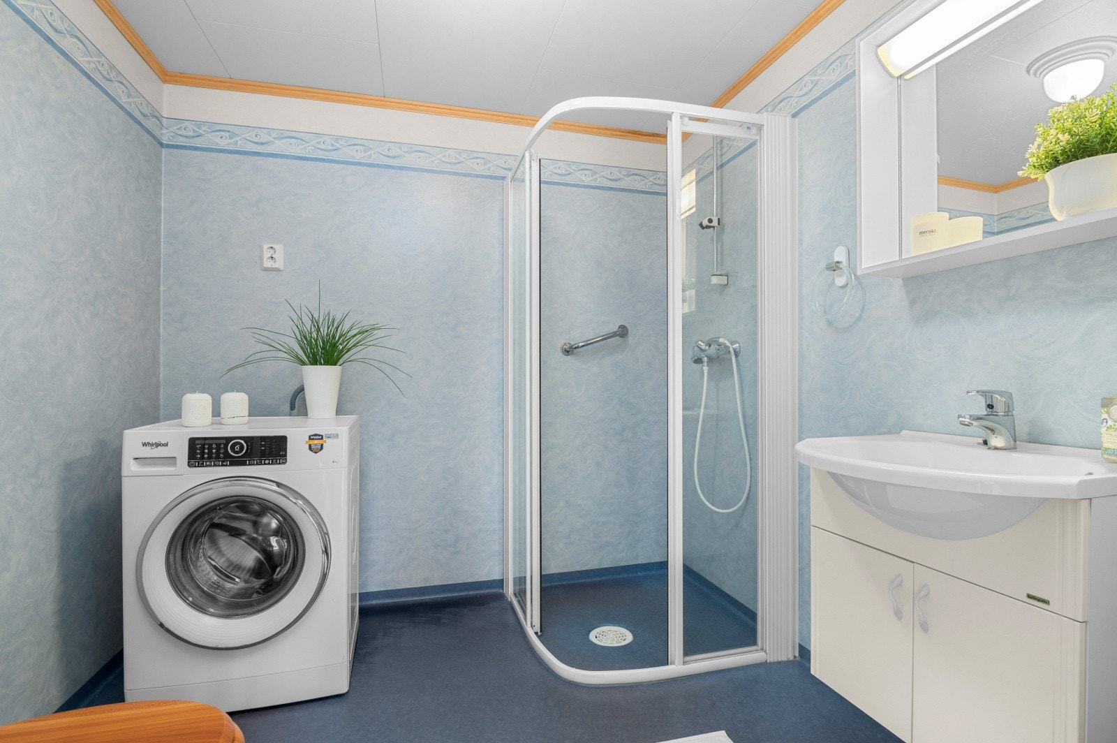 Baderommet er på 5 m² og har opplegg for vaskemaskin. Galleribilde