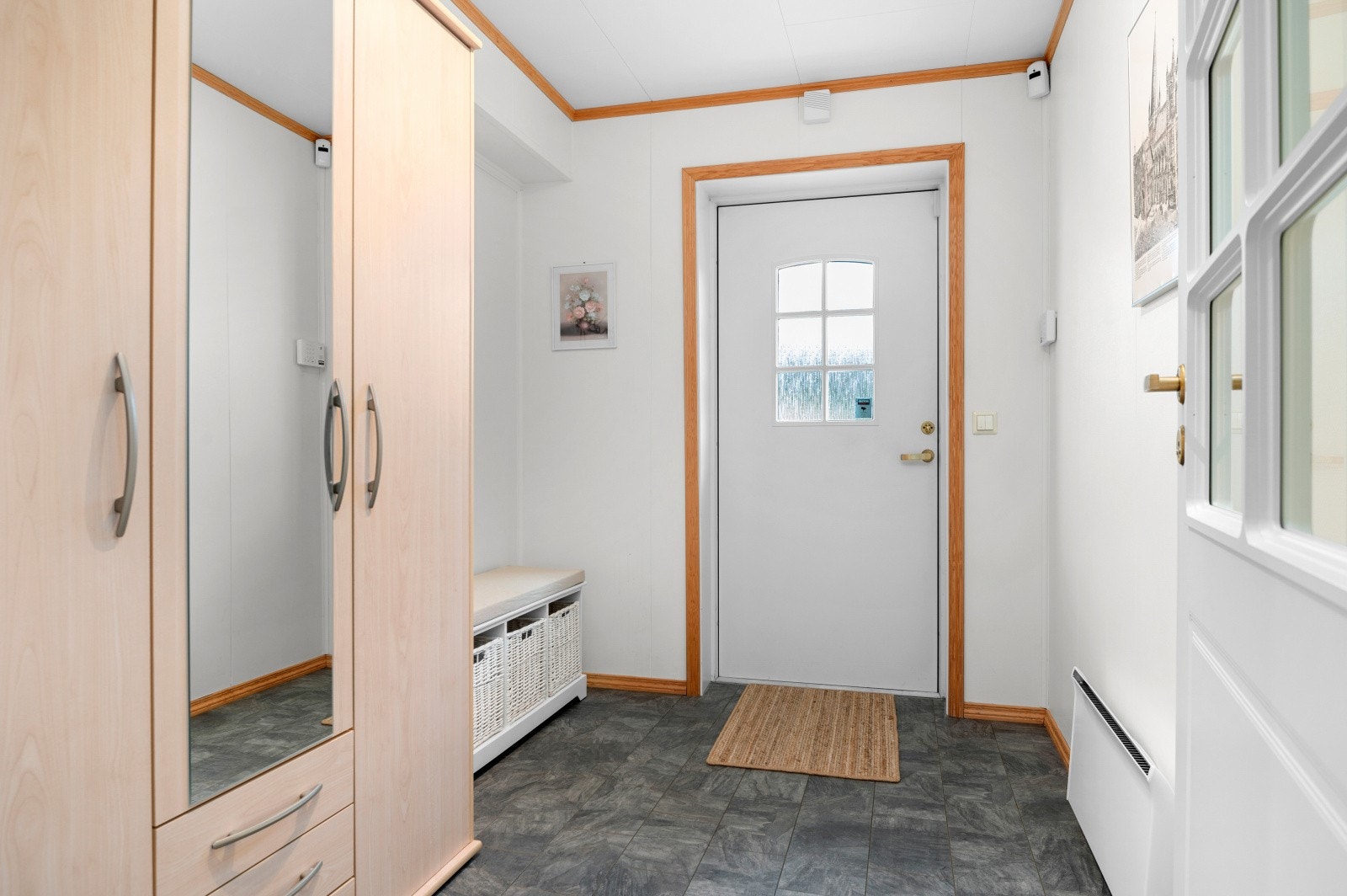 Romslig entré med god plass til garderobeløsninger og annet oppbevaring. Galleribilde