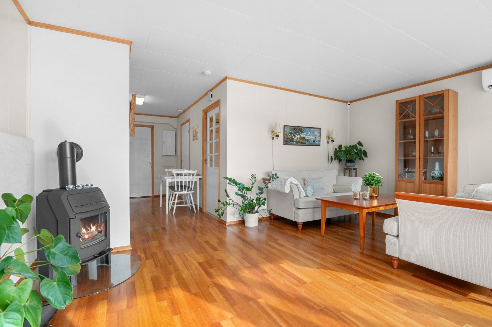 Boligen oppvarmes via elektrisitet, varmepumpe og via vedfyring. Galleribilde