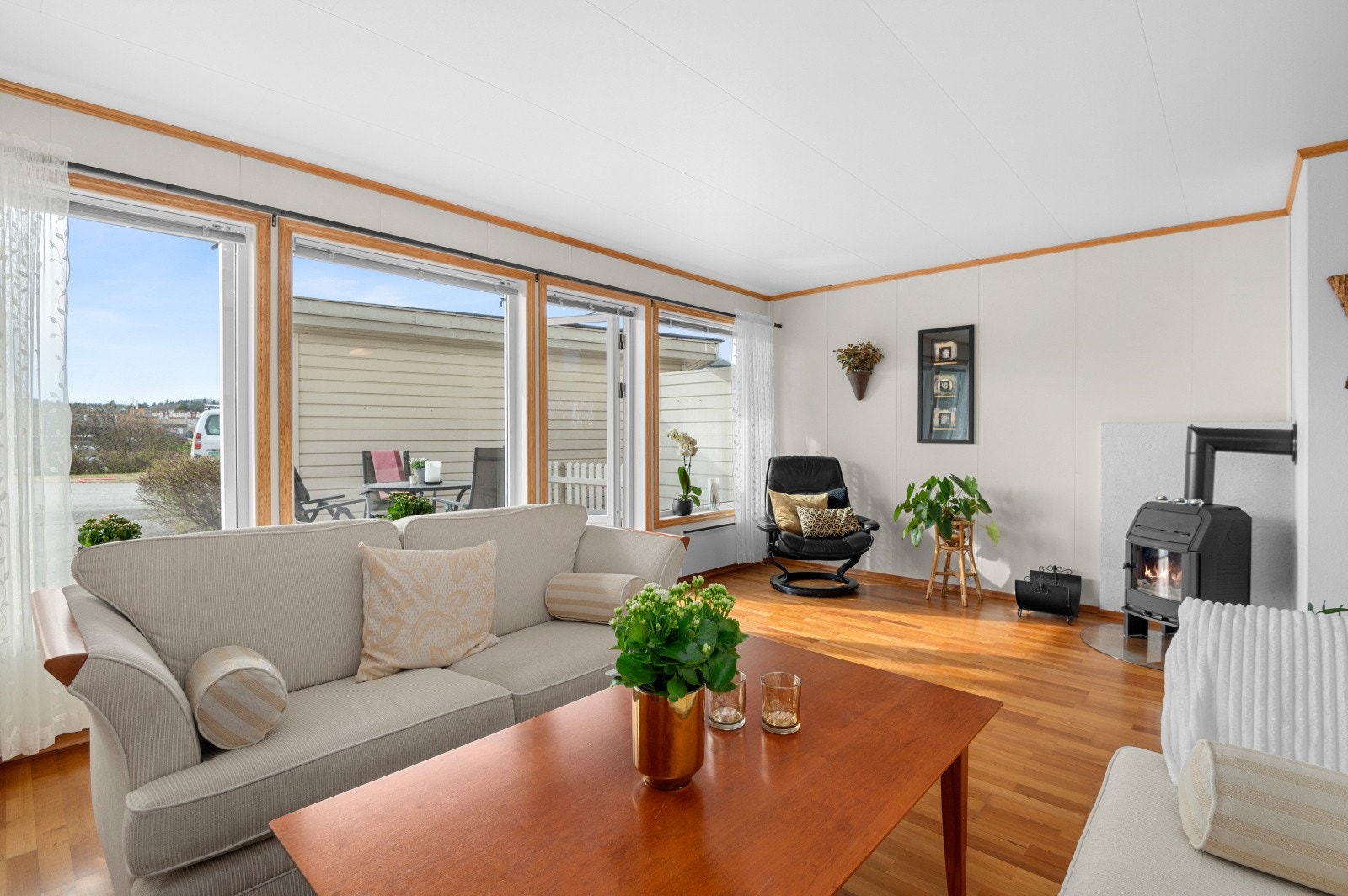 Fin og romslig stue med store vindusflater som gir mye naturlig lysinnslipp. Galleribilde