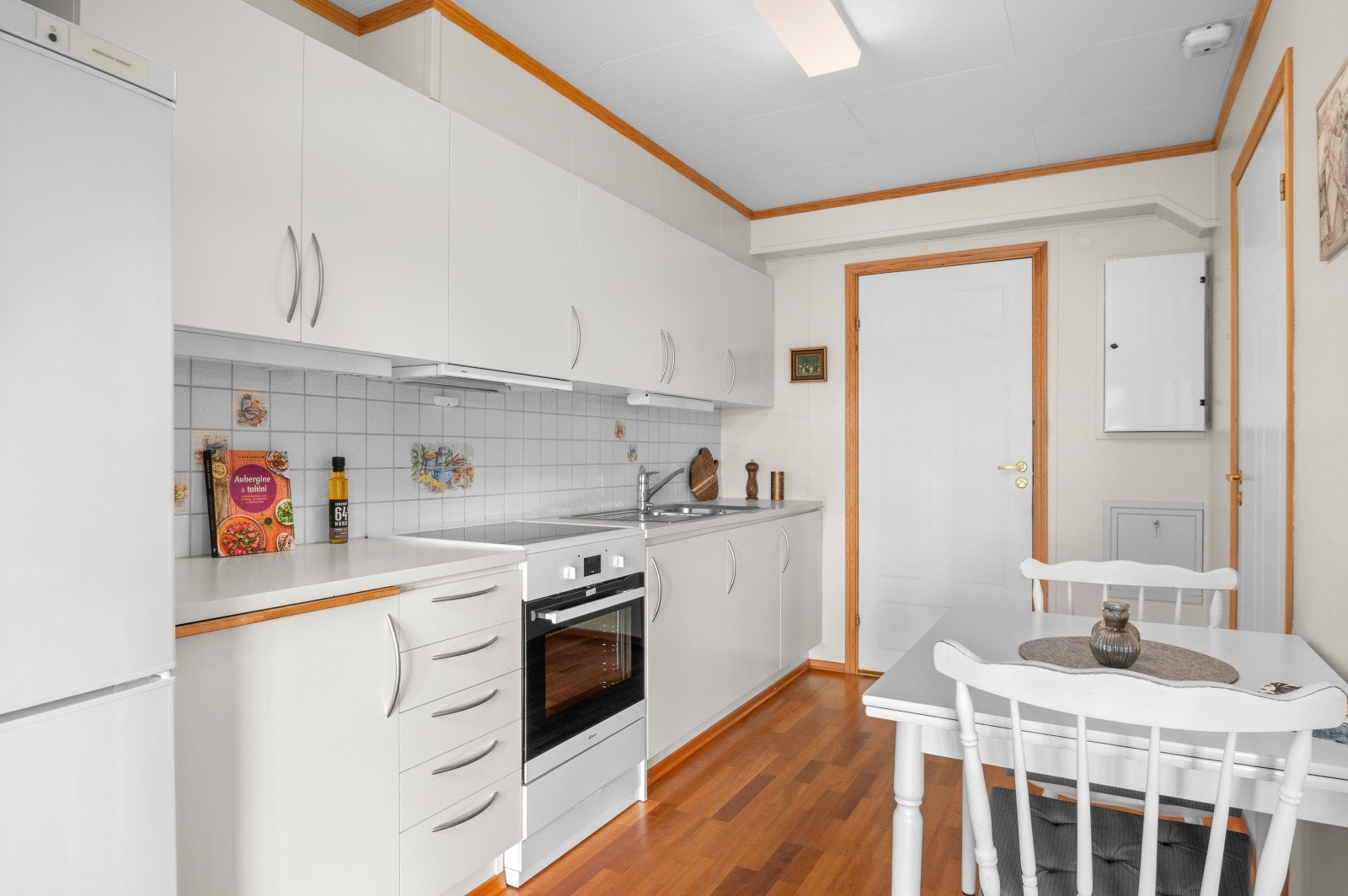 Kjøkken med mye skap- og benkeplass. Galleribilde