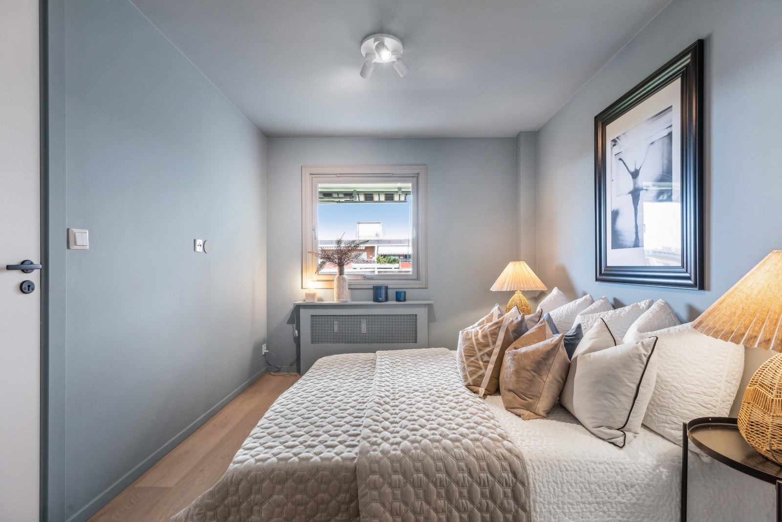 Soverom 1 med god plass til dobbeltseng Galleribilde